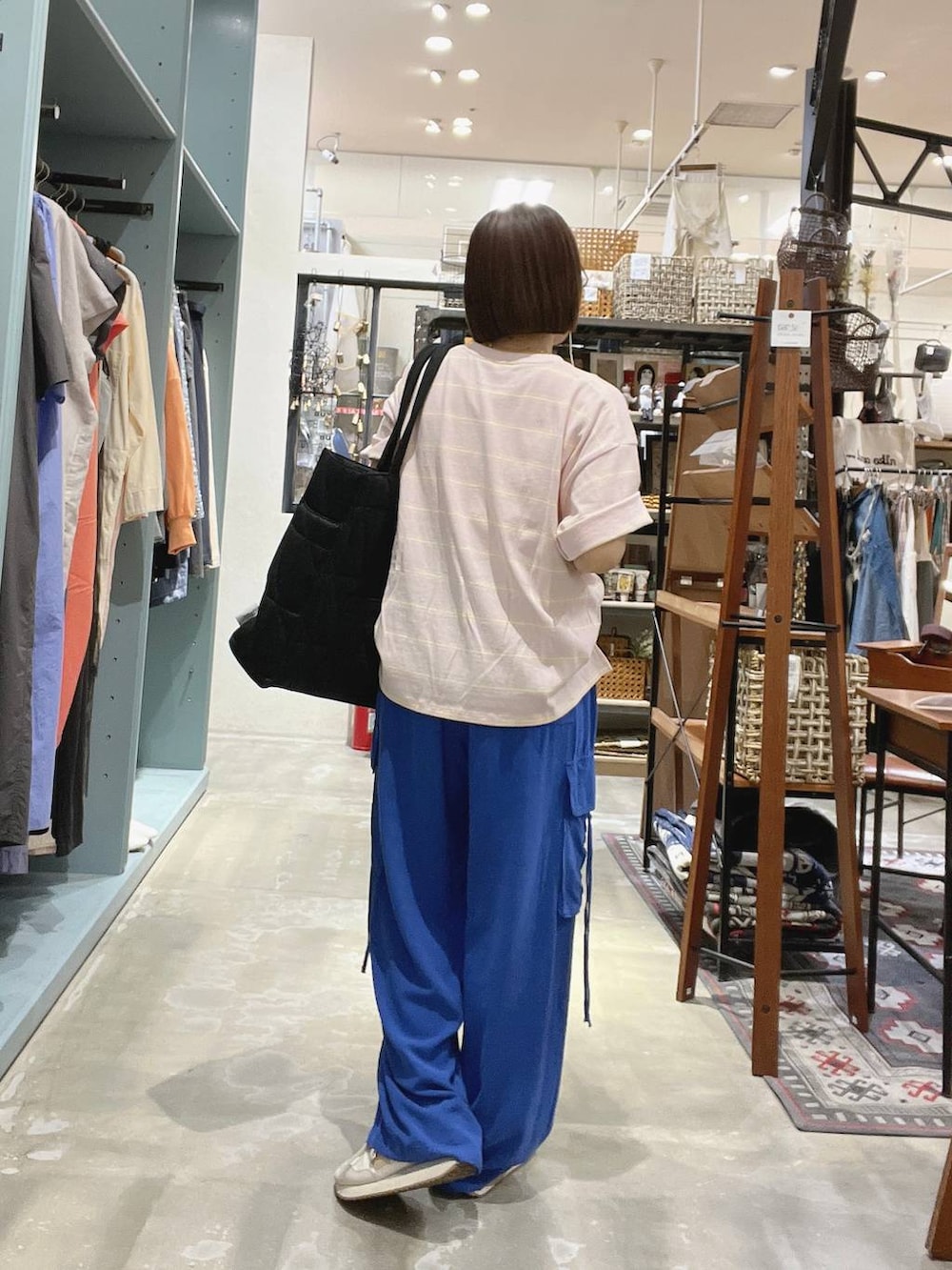 「着痩せ・細見え、体型カバー、ナチュラル、ママコーデ、夏コーデ、カジュアル、niko and ...、淡色コーデ、Over40スタッフ、大人カジュアル、Tシャツ、パンツ、トートバッグ、ネックレス」｜「niko and...のオリジナルアソートマルチトートバッグL（トートバッグ、ブラック系）」を使った、みきてぃ24さん（骨格ウェーブ・レディース・158cm）の夏コーディネートの3枚目の写真