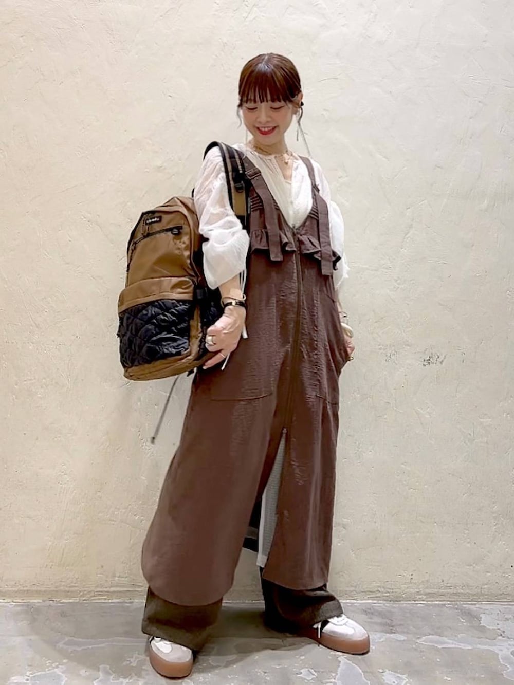 ベージュ系のタンクトップ、ブラウン系のその他パンツ、ブラウン系のジャンパースカートを着用したレディースの秋コーディネートの7枚目の写真
