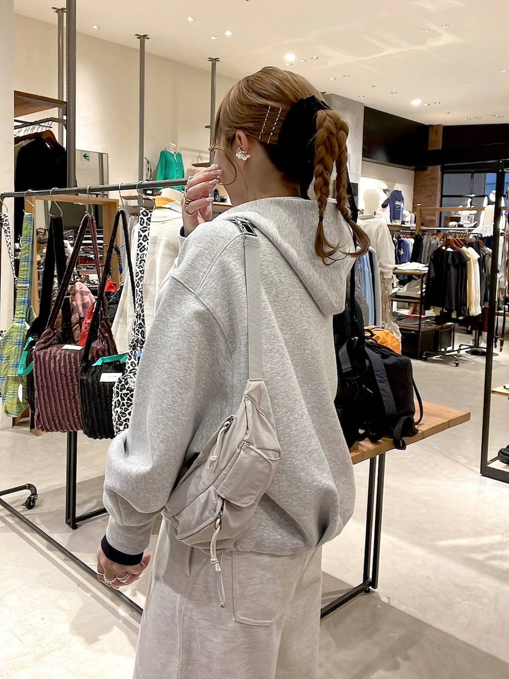 グレー系のスウェットパンツ、グレー系のパーカー、ブルー系のカーディガン/ボレロを着用したレディースの冬コーディネートの7枚目の写真