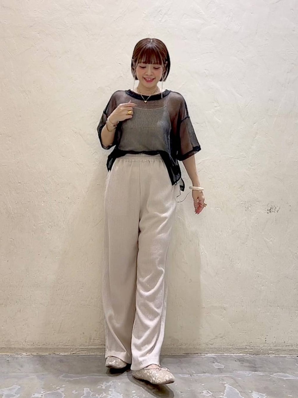 「きれいめ、パンプス、フラットシューズ、着痩せ・細見え、体型カバー、ナチュラル、ママコーデ、夏コーデ、カジュアル、niko and ...、淡色コーデ、Over40スタッフ、大人カジュアル、シアートップス」｜「niko and...のDRYクシュイージーパンツ（その他パンツ、ホワイト系）」を使った、みきてぃ24さん（骨格ウェーブ・レディース・158cm）の夏コーディネートの2枚目の写真