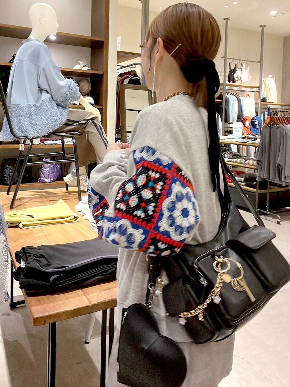 「着痩せ・細見え、体型カバー、パンツ、ショルダーバッグ、ナチュラル、ママコーデ、春コーデ、カジュアル、niko and ...、淡色コーデ、Over40スタッフ、大人カジュアル、スウェット、シャツ、レイヤードスタイル」｜「niko and...の3WAYサイドギャザーシャツ（シャツ/ブラウス、グレー系）」を使った、みきてぃ24さん（レディース・158cm）の春コーディネートの9枚目の写真