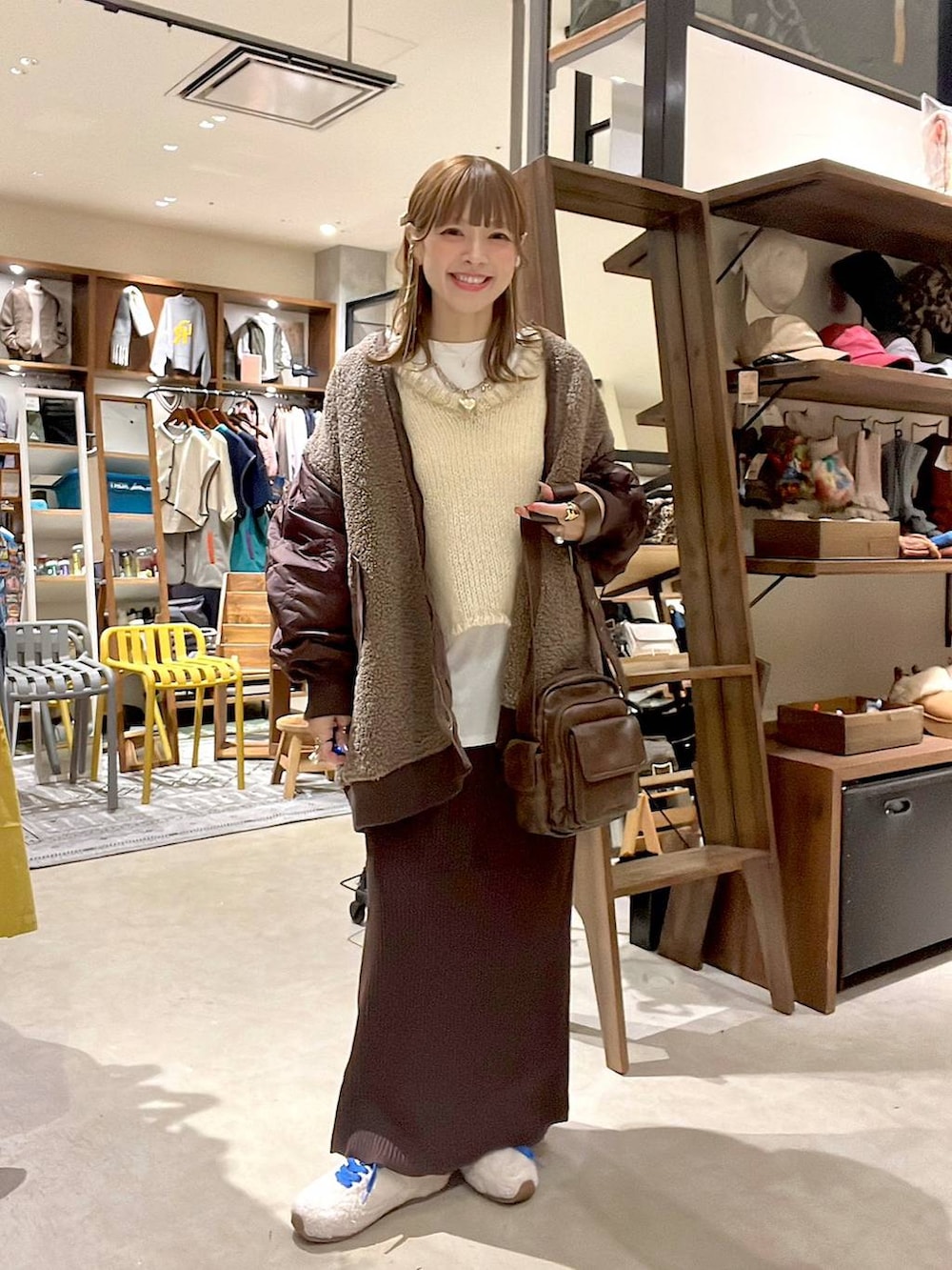 ホワイト系のTシャツ/カットソー、レッド系のMA-1、ブラウン系のスカートを着用したレディースの冬コーディネートの7枚目の写真