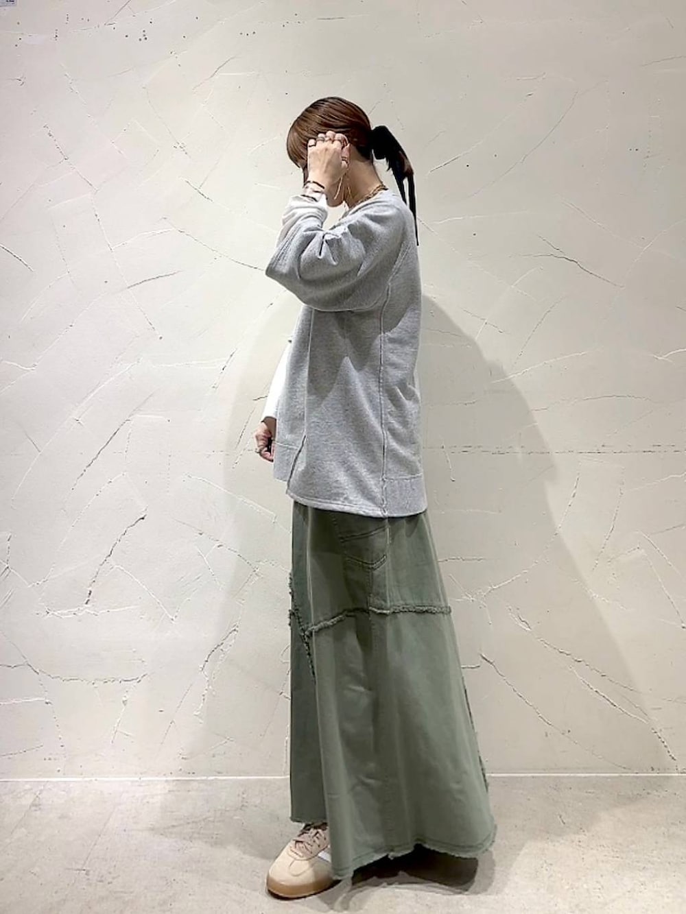 シルバー系のトートバッグ、ホワイト系のTシャツ/カットソー、グレー系のTシャツ/カットソーを着用したレディースの春コーディネートの5枚目の写真