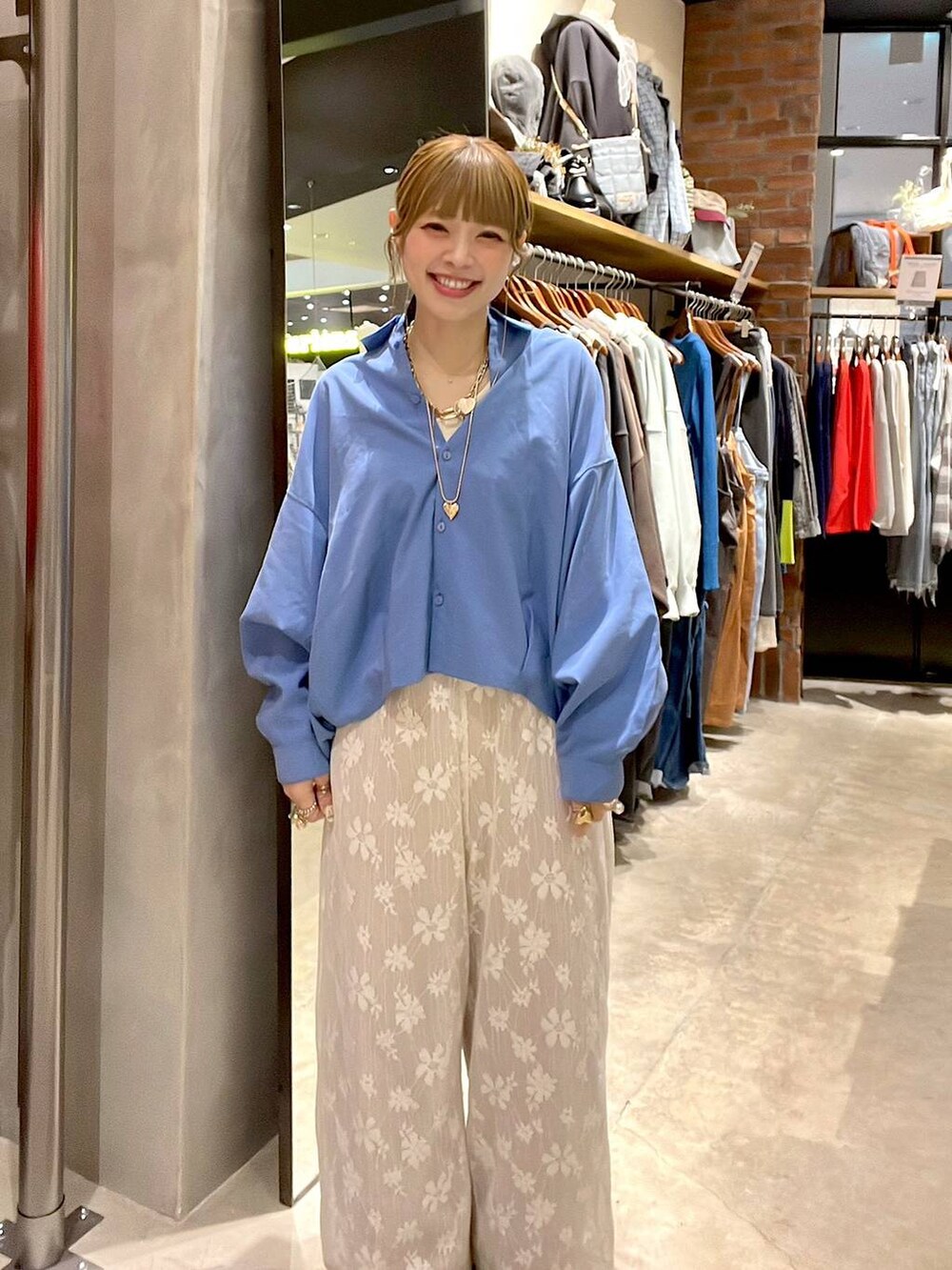 ベージュ系のその他パンツ、ベージュ系のスウェットパンツ、ブルー系のシャツ/ブラウスを着用したレディースの冬コーディネートの3枚目の写真