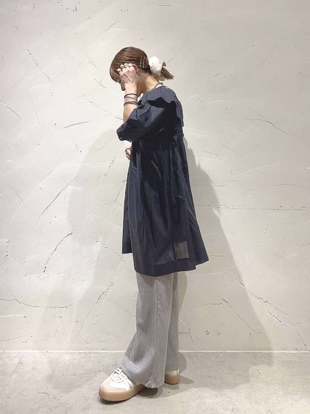「着痩せ・細見え、体型カバー、ナチュラル、ママコーデ、春コーデ、夏コーデ、カジュアル、niko and ...、淡色コーデ、Over40スタッフ、大人カジュアル、ブラウス、ワンピース、パンツ、ショルダーバッグ」｜「Me%のメタルメッシュポーチショルダー　103417（ショルダーバッグ、ゴールド系）」を使った、みきてぃ24さん（レディース・158cm）の春コーディネートの6枚目の写真