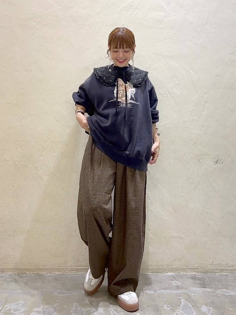 ブラウン系のその他パンツ、ブルー系のスウェット、ブラック系の付け襟を着用したレディースの冬コーディネートの8枚目の写真