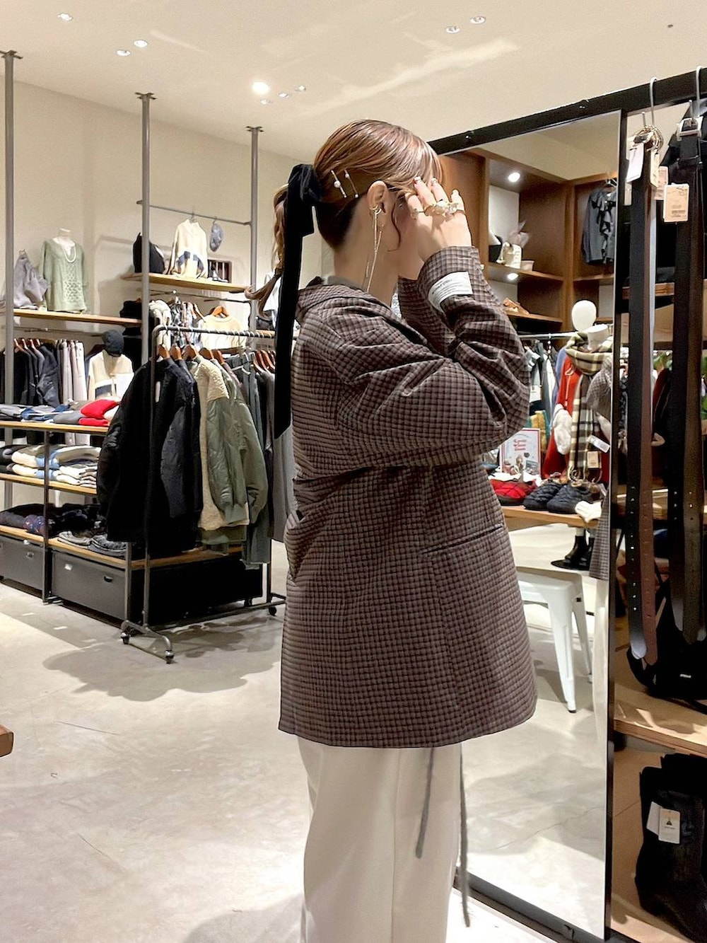 ベージュ系のその他パンツ、グレー系のキャミソール、ブラウン系のブルゾンを着用したレディースの秋コーディネートの4枚目の写真