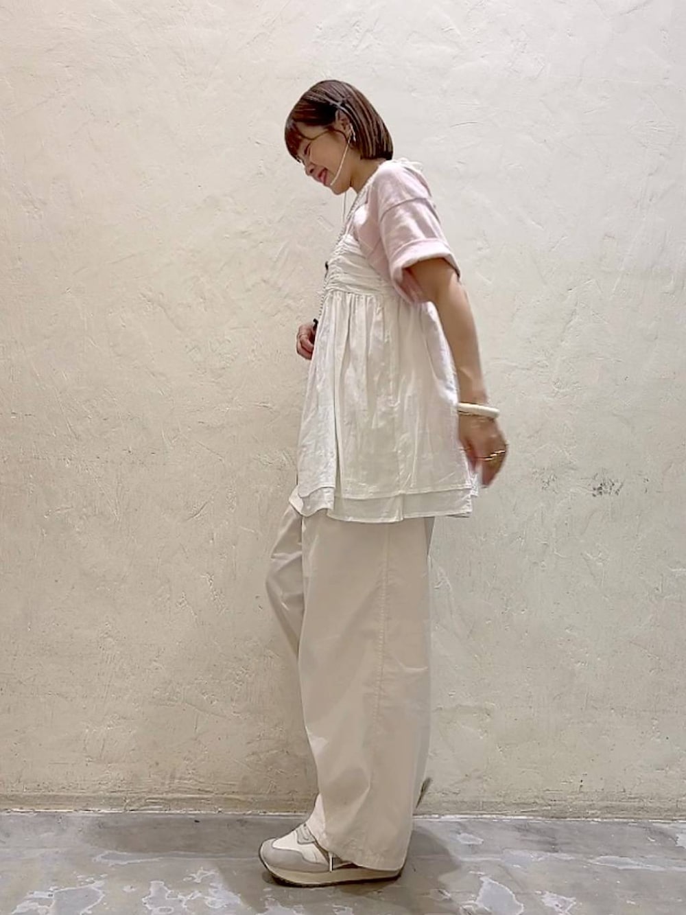 「パンツ、着痩せ・細見え、体型カバー、ナチュラル、ママコーデ、夏コーデ、カジュアル、niko and ...、淡色コーデ、Over40スタッフ、大人カジュアル、Tシャツ、キャミソール、レイヤードスタイル、モバイルグッズ_Me%」｜「Me%のリボンモバイルストラップ　996436（スマホグッズ、ベージュ系）」を使った、みきてぃ24さん（骨格ウェーブ・レディース・158cm）の夏コーディネートの5枚目の写真