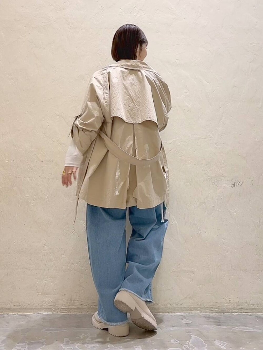 グレー系のキャミソール、ベージュ系のベスト、ベージュ系のブーツを着用したレディースの冬コーディネートの5枚目の写真