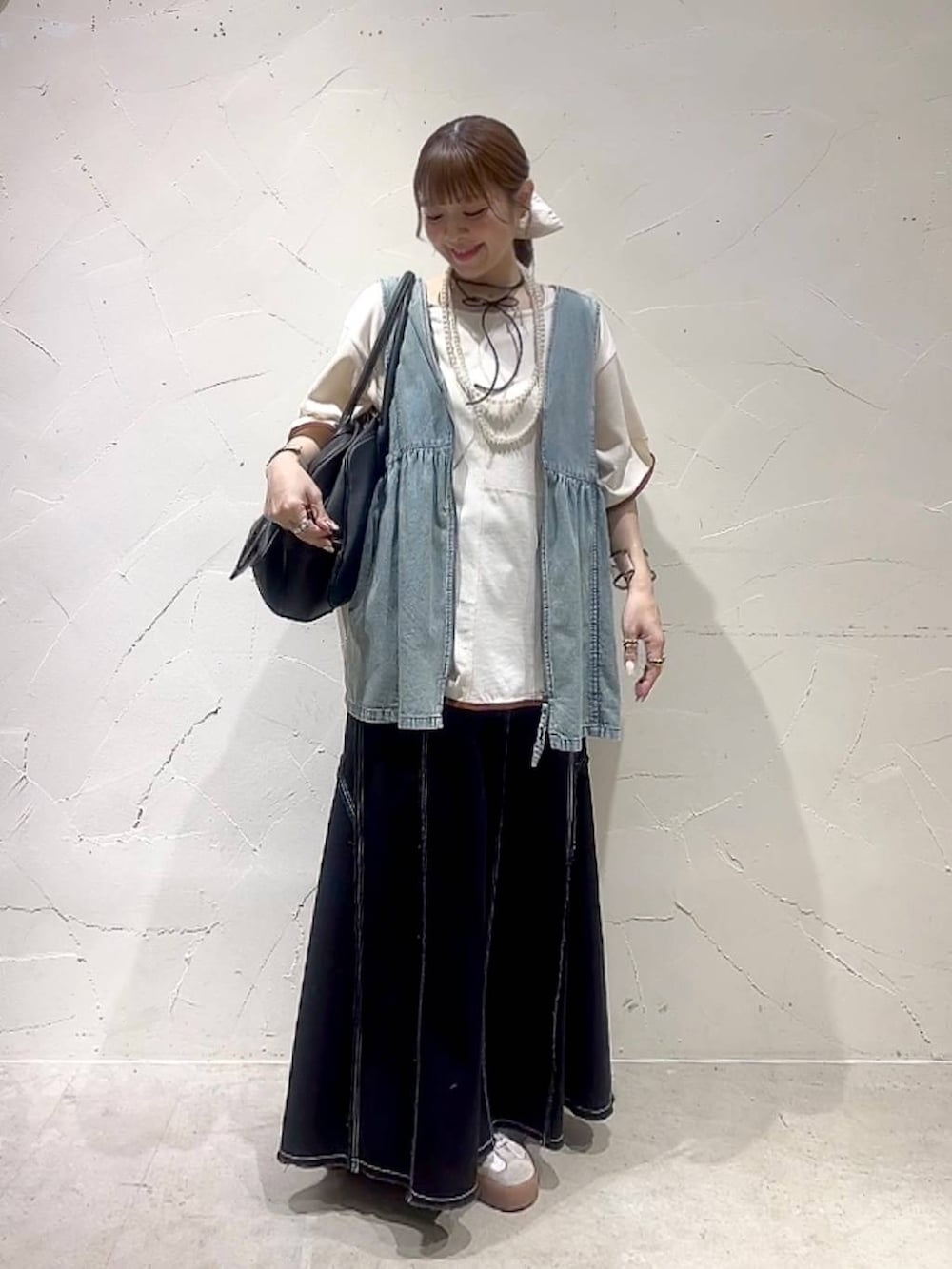 「着痩せ・細見え、ベスト、体型カバー、ナチュラル、ママコーデ、春コーデ、夏コーデ、カジュアル、niko and ...、淡色コーデ、Over40スタッフ、大人カジュアル、Tシャツ、スカート、ボストンバッグ」｜「Me%のハート2SETカラビナ　106345（その他雑貨、ベージュ系）」を使った、みきてぃ24さん（レディース・158cm）の春コーディネートの8枚目の写真