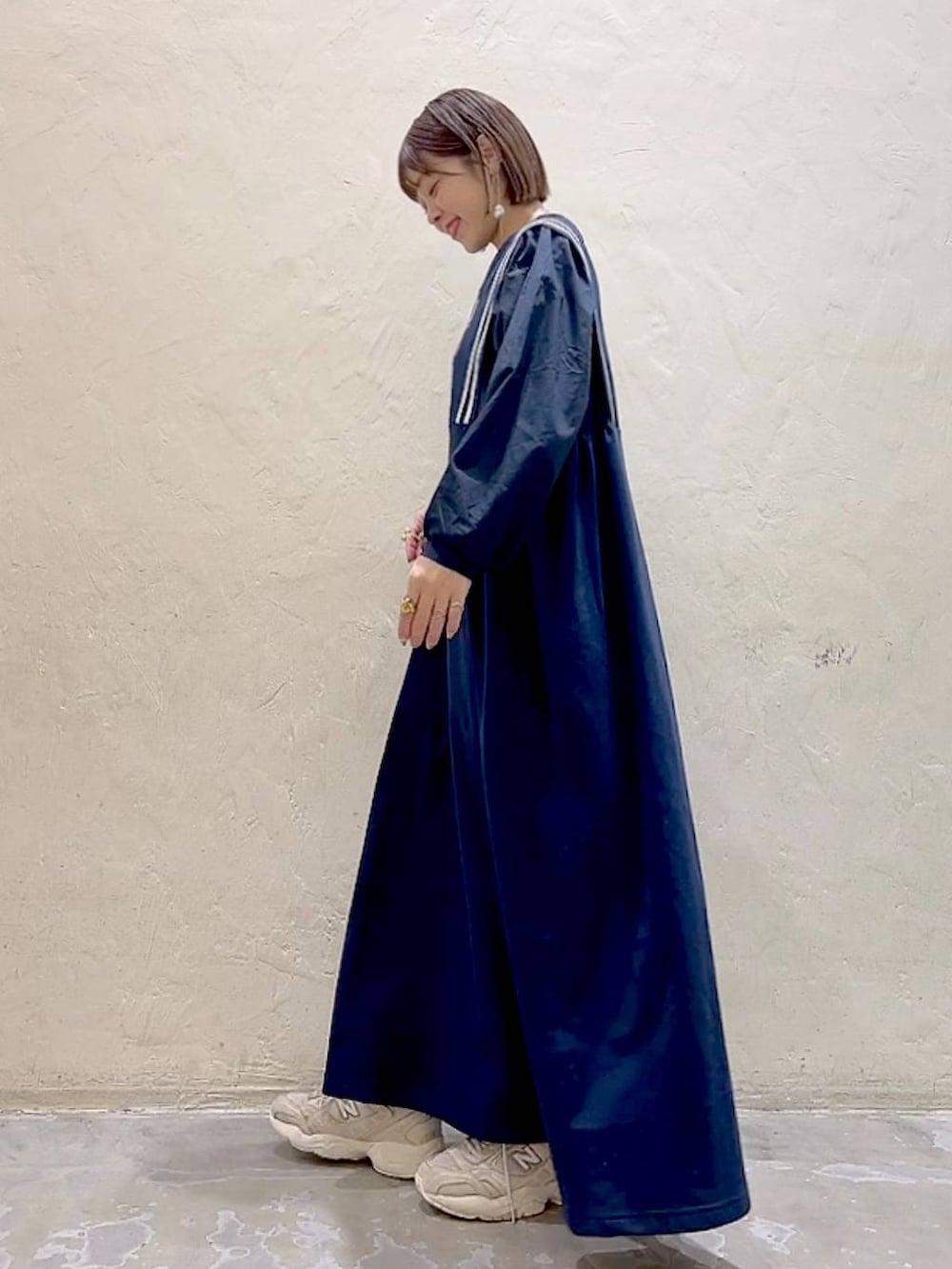 ブルー系のワンピースを着用したレディースの春コーディネートの5枚目の写真