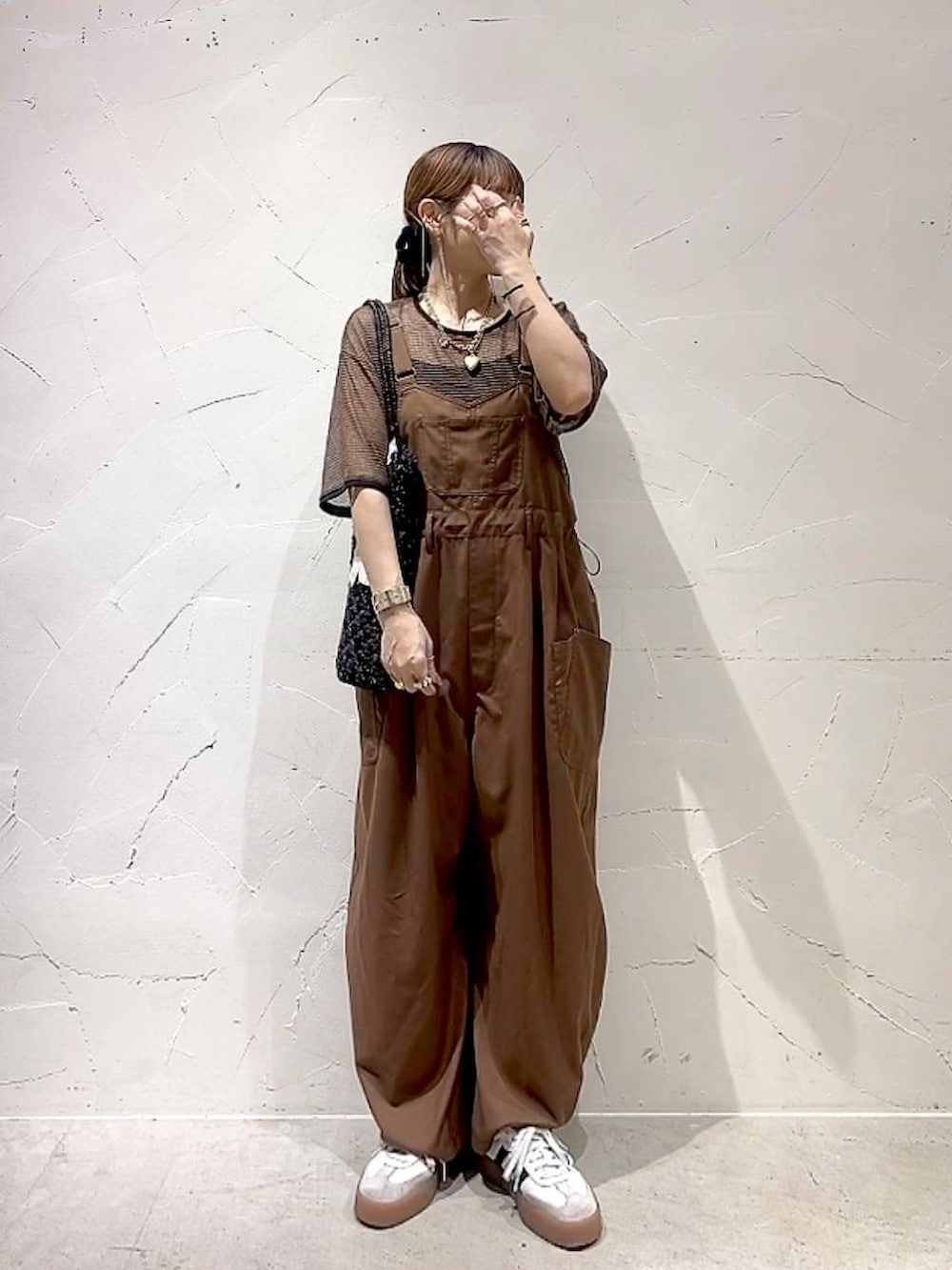 「着痩せ・細見え、体型カバー、ナチュラル、ママコーデ、春コーデ、夏コーデ、カジュアル、niko and ...、淡色コーデ、Over40スタッフ、大人カジュアル、サロペット、シアートップス、カップ付きインナー、トートバッグ」｜「niko and...のオリジナルシェルモチーフトートバッグ（トートバッグ、ブラック系）」を使った、みきてぃ24さん（レディース・158cm）の春コーディネートの9枚目の写真