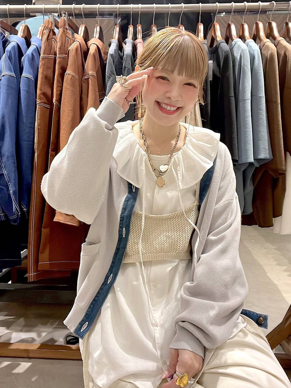 ホワイト系のシャツ/ブラウス、グレー系のカーディガン/ボレロを着用したレディースの春コーディネートの4枚目の写真