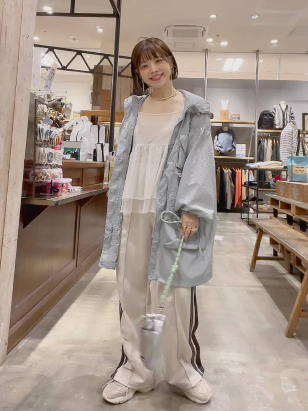 「着痩せ・細見え、体型カバー、ナチュラル、ママコーデ、冬コーデ、カジュアル、niko and ...、ブルゾン、キャミソール、スウェットパンツ、ショルダーバッグ、ラフ、リラックス、楽ちんコーデ」｜「niko and...の2WAYレイヤードチュールキャミソール（キャミソール、グレー系）」を使った、みきてぃ24さん（骨格ウェーブ・レディース・158cm）の冬コーディネートの3枚目の写真