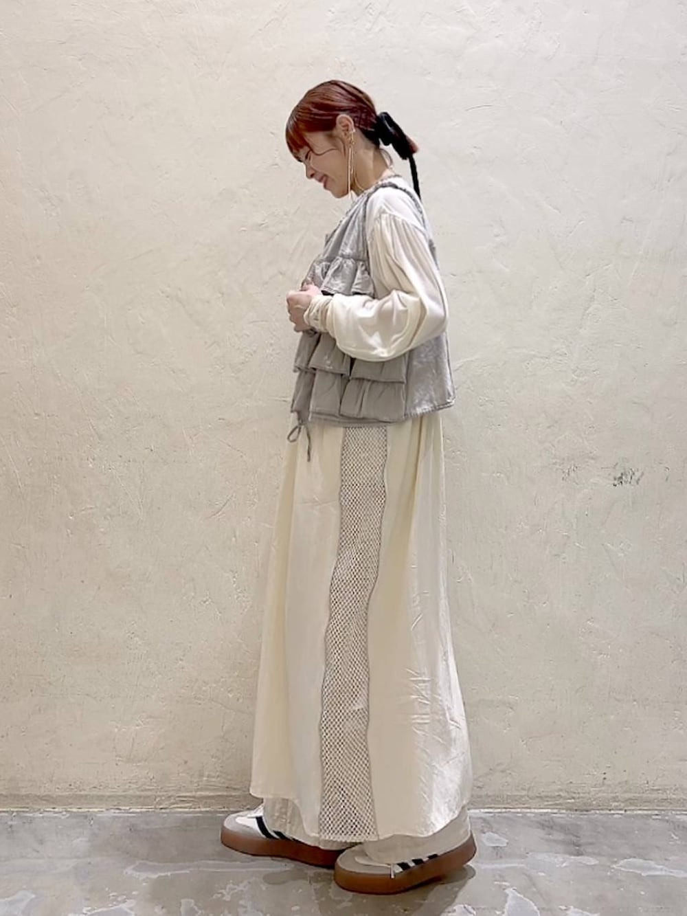 「パンツ、レイヤードスタイル、着痩せ・細見え、体型カバー、ナチュラル、ママコーデ、秋コーデ、冬コーデ、カジュアル、niko and ...、淡色コーデ、Over40スタッフ、大人カジュアル、ワンピース、ベスト」｜「niko and...のフリルティアードベスト（ベスト、グレー系）」を使った、みきてぃ24さん（骨格ウェーブ・レディース・158cm）の秋コーディネートの5枚目の写真