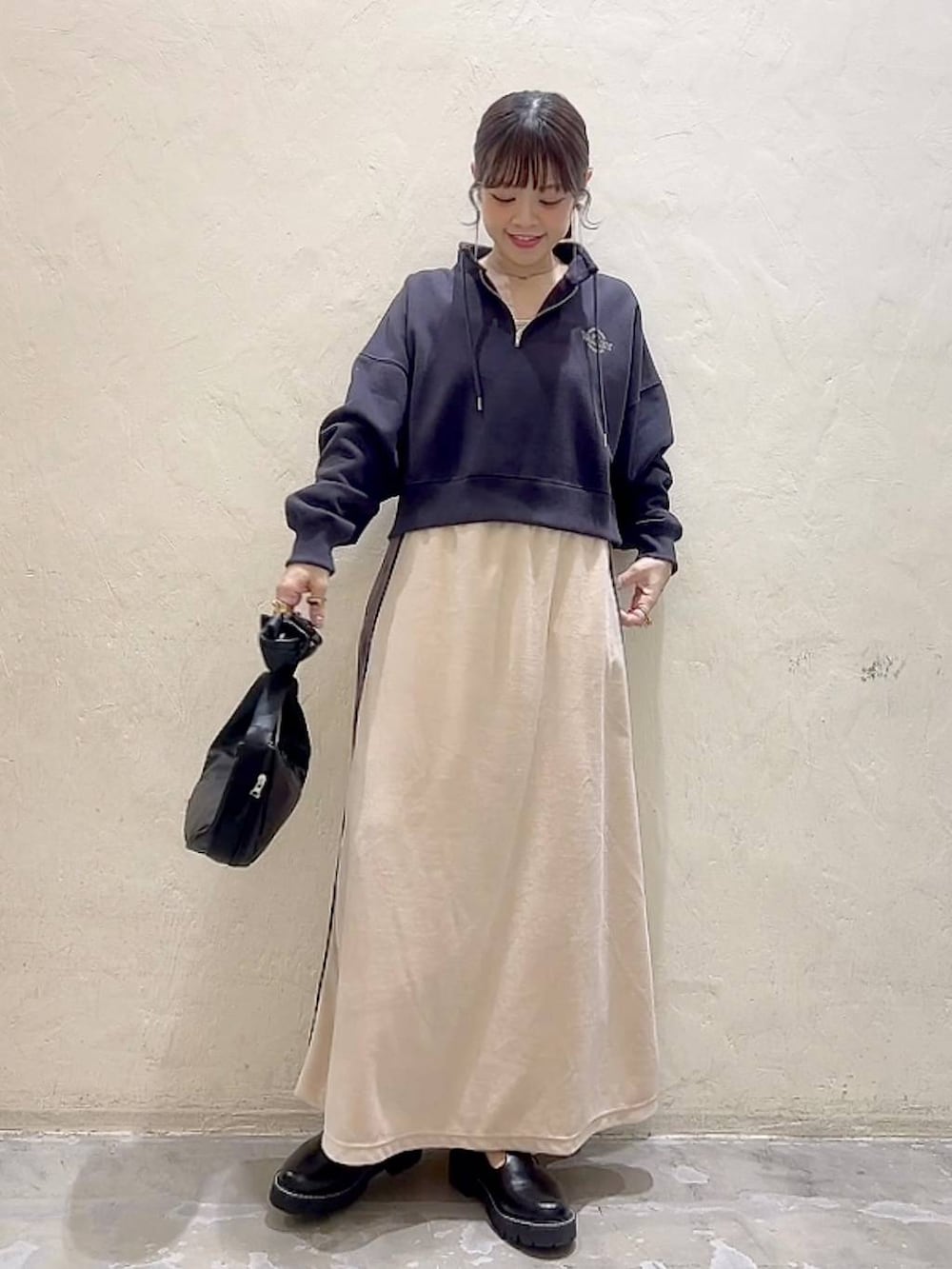 「着痩せ・細見え、体型カバー、ナチュラル、ママコーデ、秋コーデ、冬コーデ、カジュアル、niko and ...、スウェット、スカート、フラットシューズ、ショルダーバッグ、旅行」｜「niko and...のオリジナル月型ショルダーバッグ（ショルダーバッグ、ブラック系）」を使った、みきてぃ24さん（骨格ウェーブ・レディース・158cm）の冬コーディネートの2枚目の写真