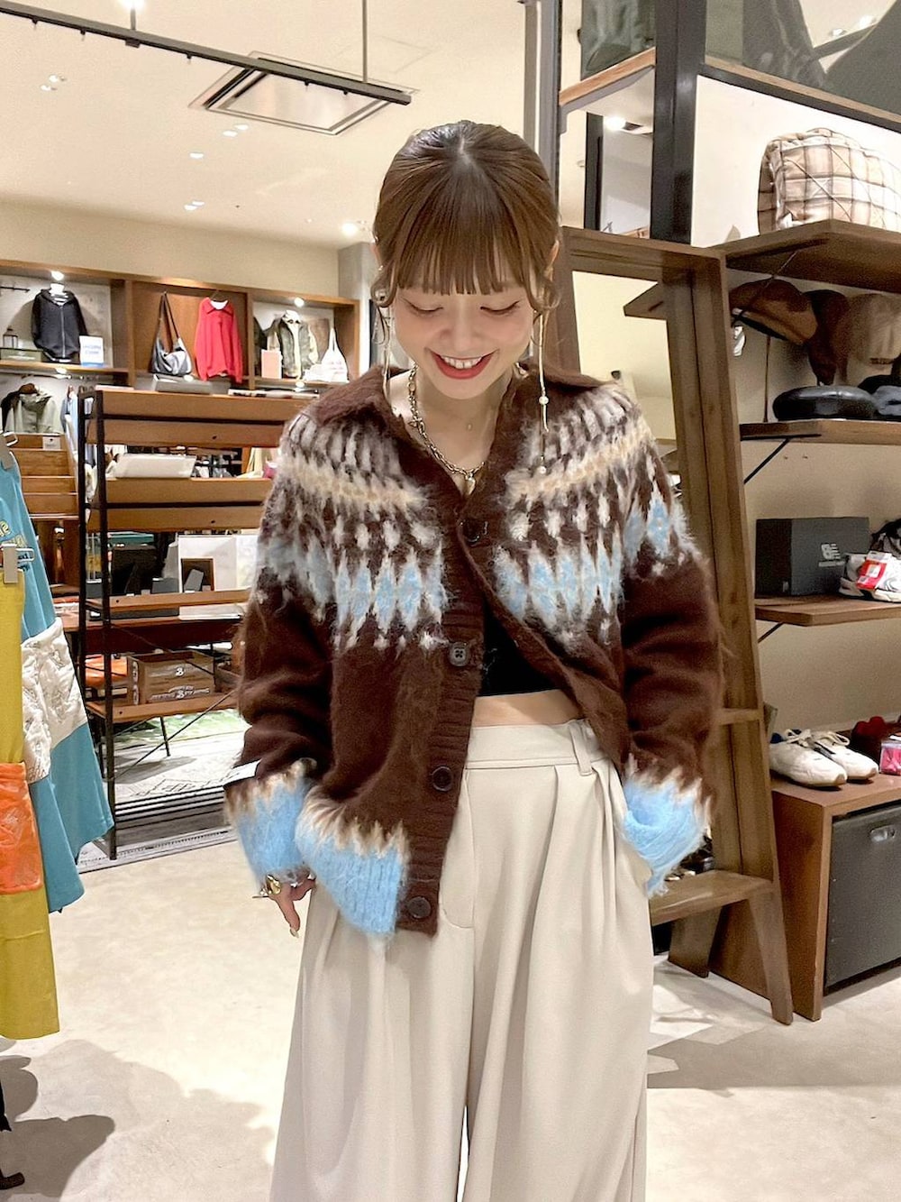 ベージュ系のその他パンツ、ブラウン系のニット/セーターを着用したレディースの秋コーディネートの6枚目の写真