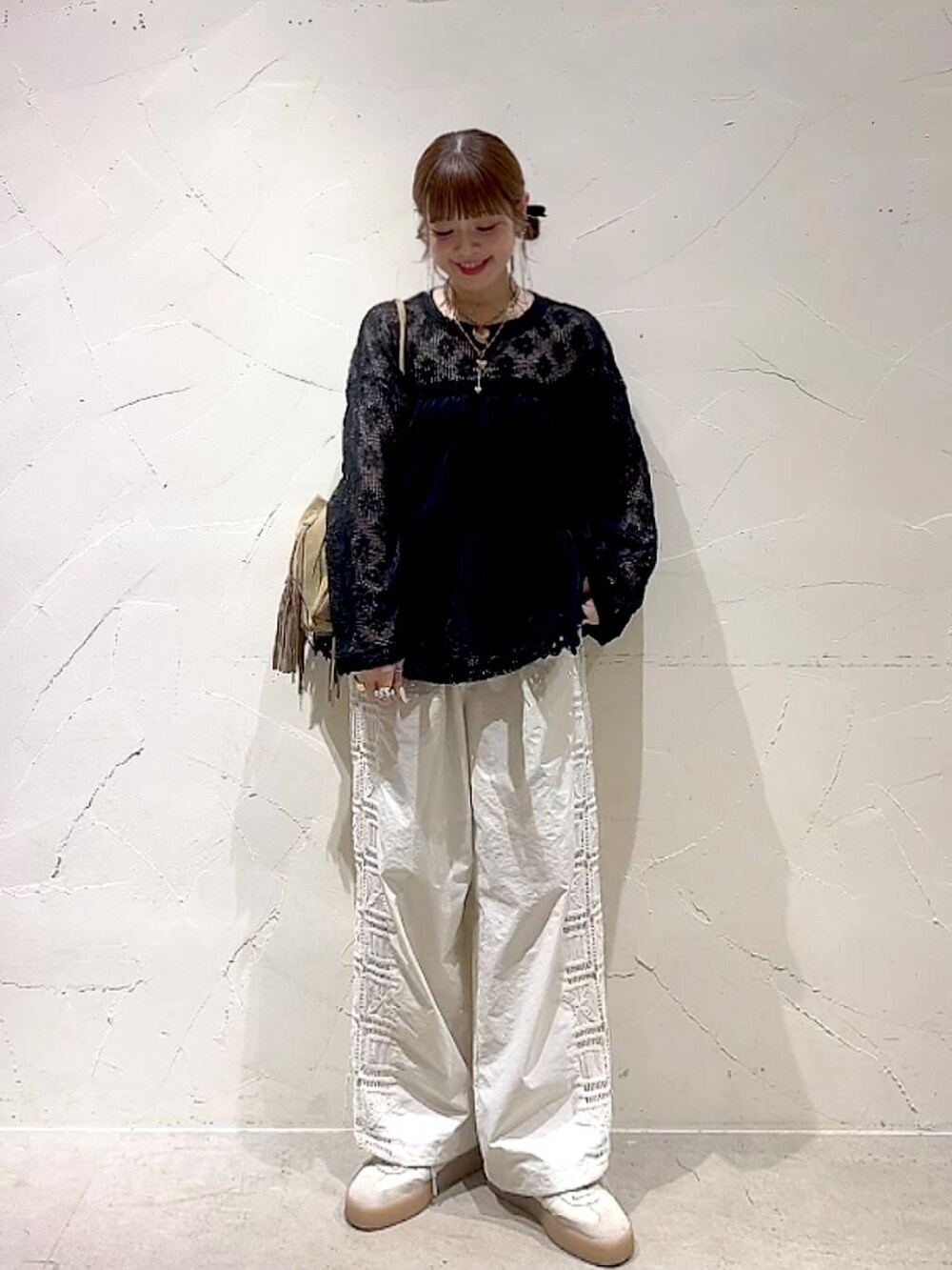 ベージュ系のその他パンツ、ブラック系のTシャツ/カットソー、ブラック系のスカートを着用したレディースの夏コーディネートの8枚目の写真