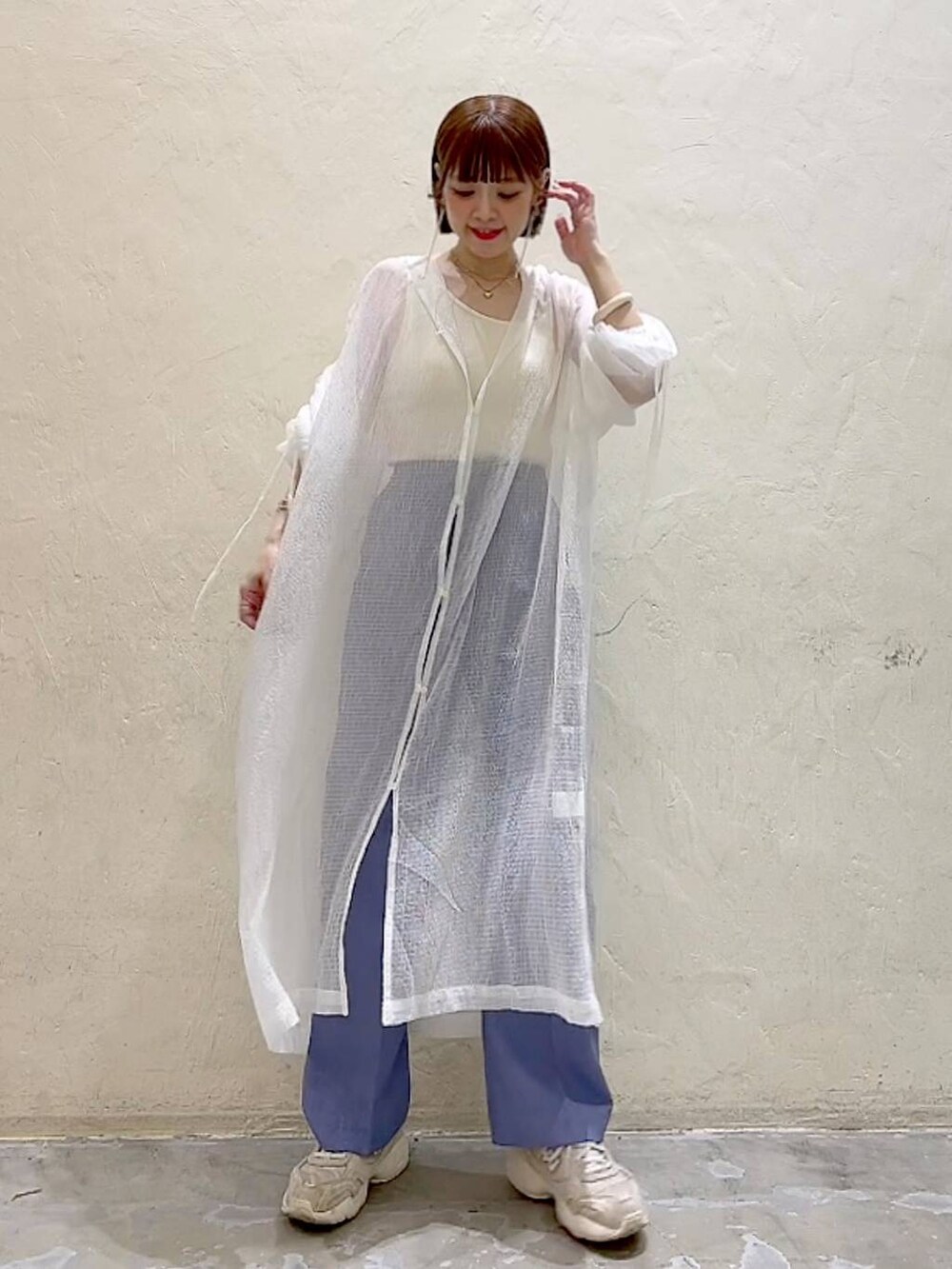 ベージュ系のタンクトップ、パープル系のその他パンツ、ホワイト系のワンピースを着用したレディースの夏コーディネートの3枚目の写真