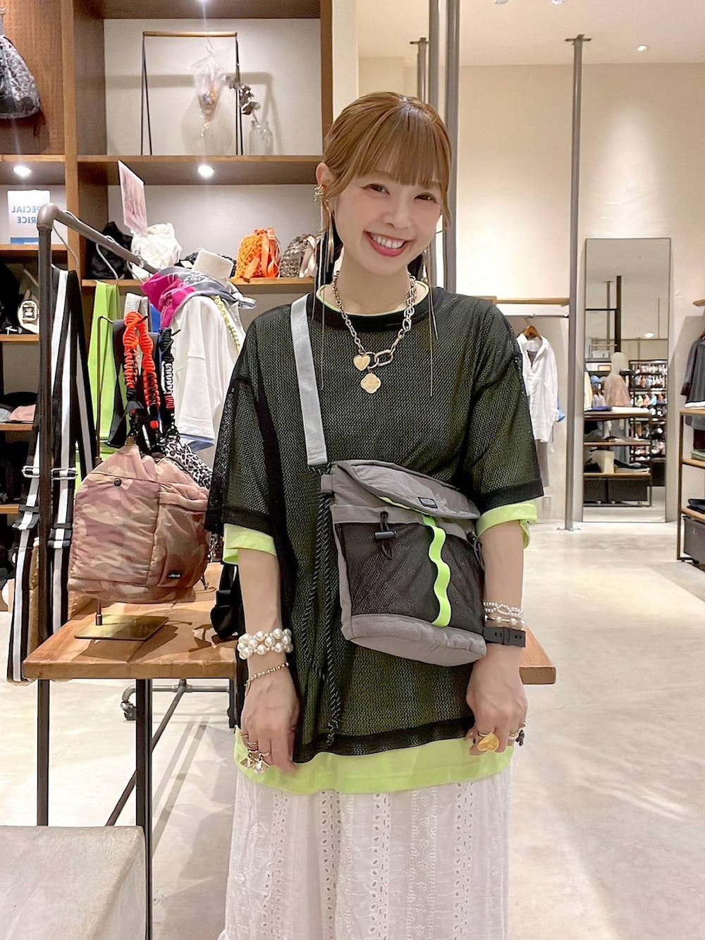 ホワイト系のスカート、ブラック系のTシャツ/カットソーを着用したレディースの春コーディネートの7枚目の写真