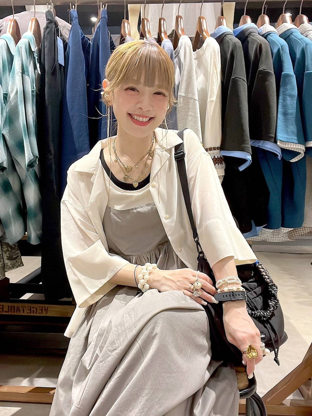 ベージュ系のシャツ/ブラウス、ブラック系のショルダーバッグ、ホワイト系のタンクトップを着用したレディースの夏コーディネートの9枚目の写真