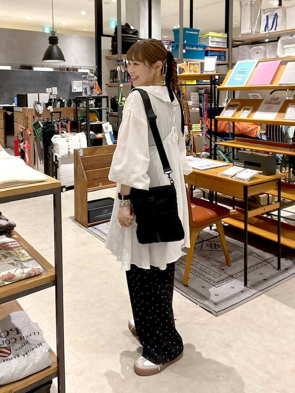 ホワイト系のシャツ/ブラウス、ベージュ系のワンピース、グレー系のその他パンツを着用したレディースの春コーディネートの5枚目の写真
