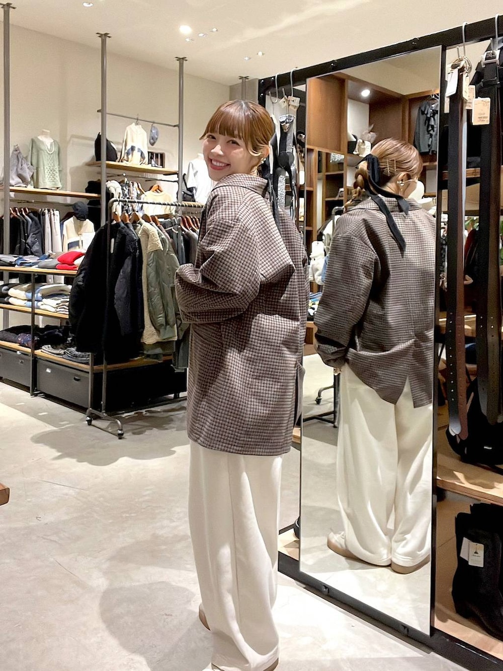 ベージュ系のその他パンツ、グレー系のキャミソール、ブラウン系のブルゾンを着用したレディースの秋コーディネートの6枚目の写真