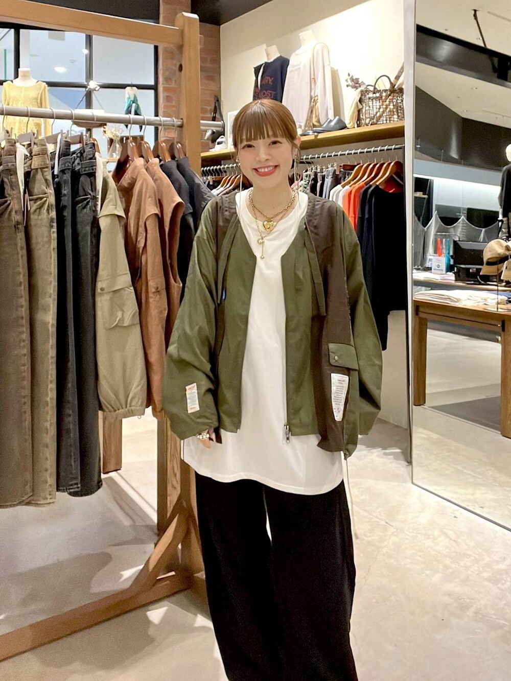 ホワイト系のTシャツ/カットソーを着用したレディースの秋コーディネートの6枚目の写真