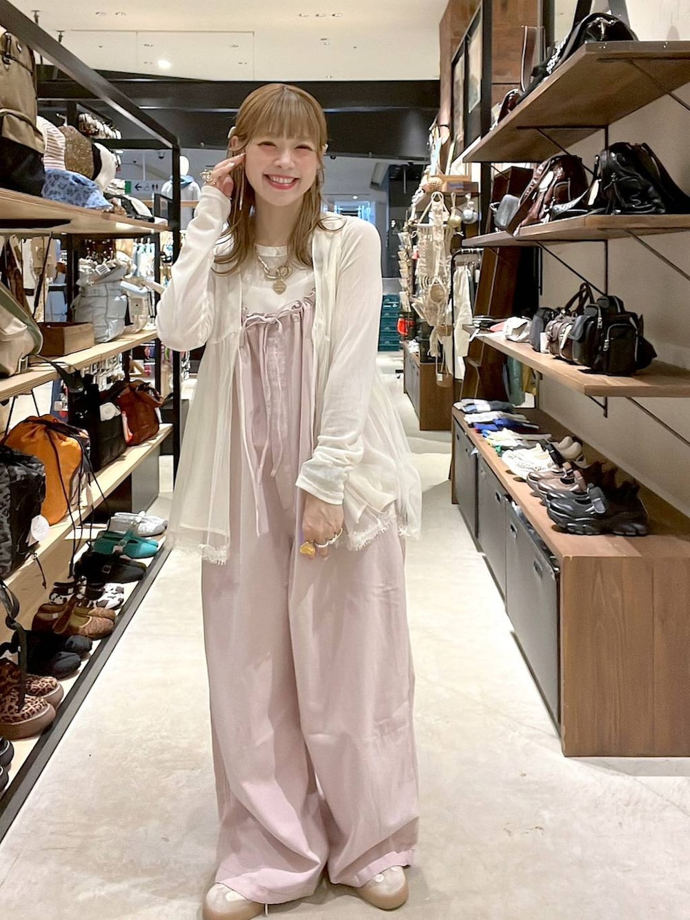 ベージュ系のTシャツ/カットソー、ホワイト系のベストを着用したレディースの春コーディネートの5枚目の写真