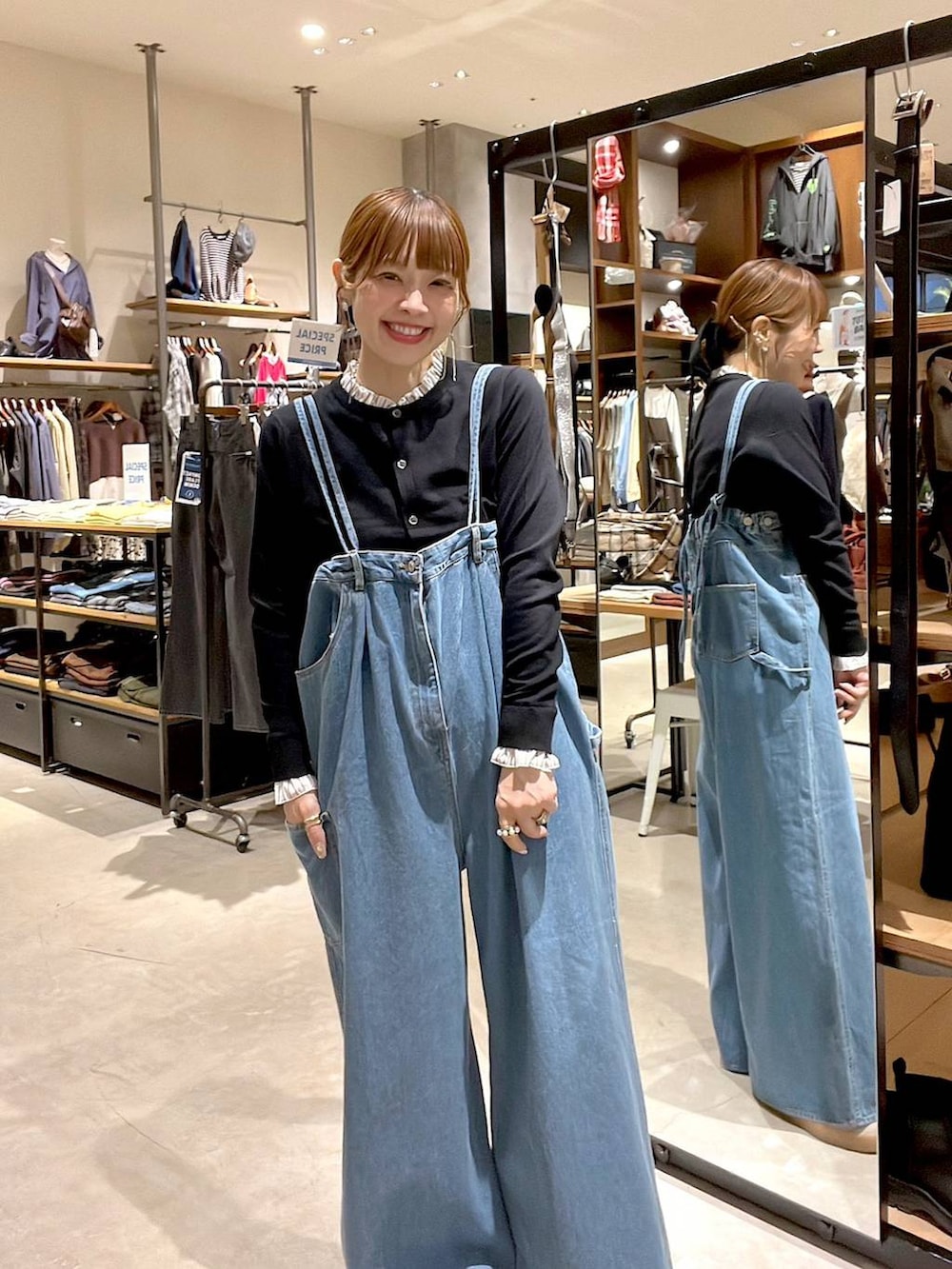 ブラック系のカーディガン/ボレロ、ベージュ系のボストンバッグを着用したレディースの秋コーディネートの8枚目の写真