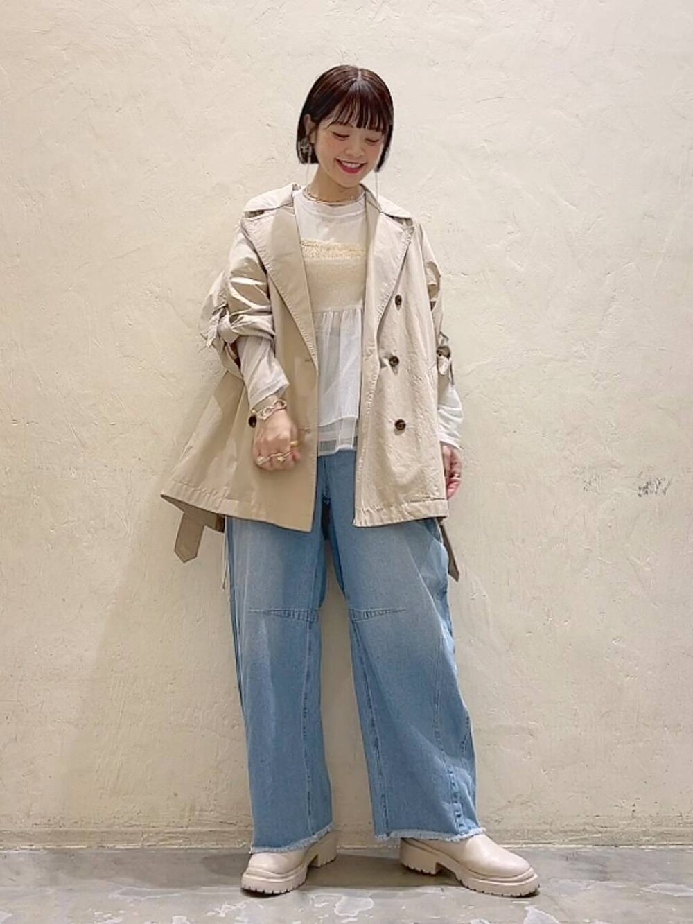 グレー系のキャミソール、ベージュ系のベスト、ベージュ系のブーツを着用したレディースの冬コーディネートの6枚目の写真