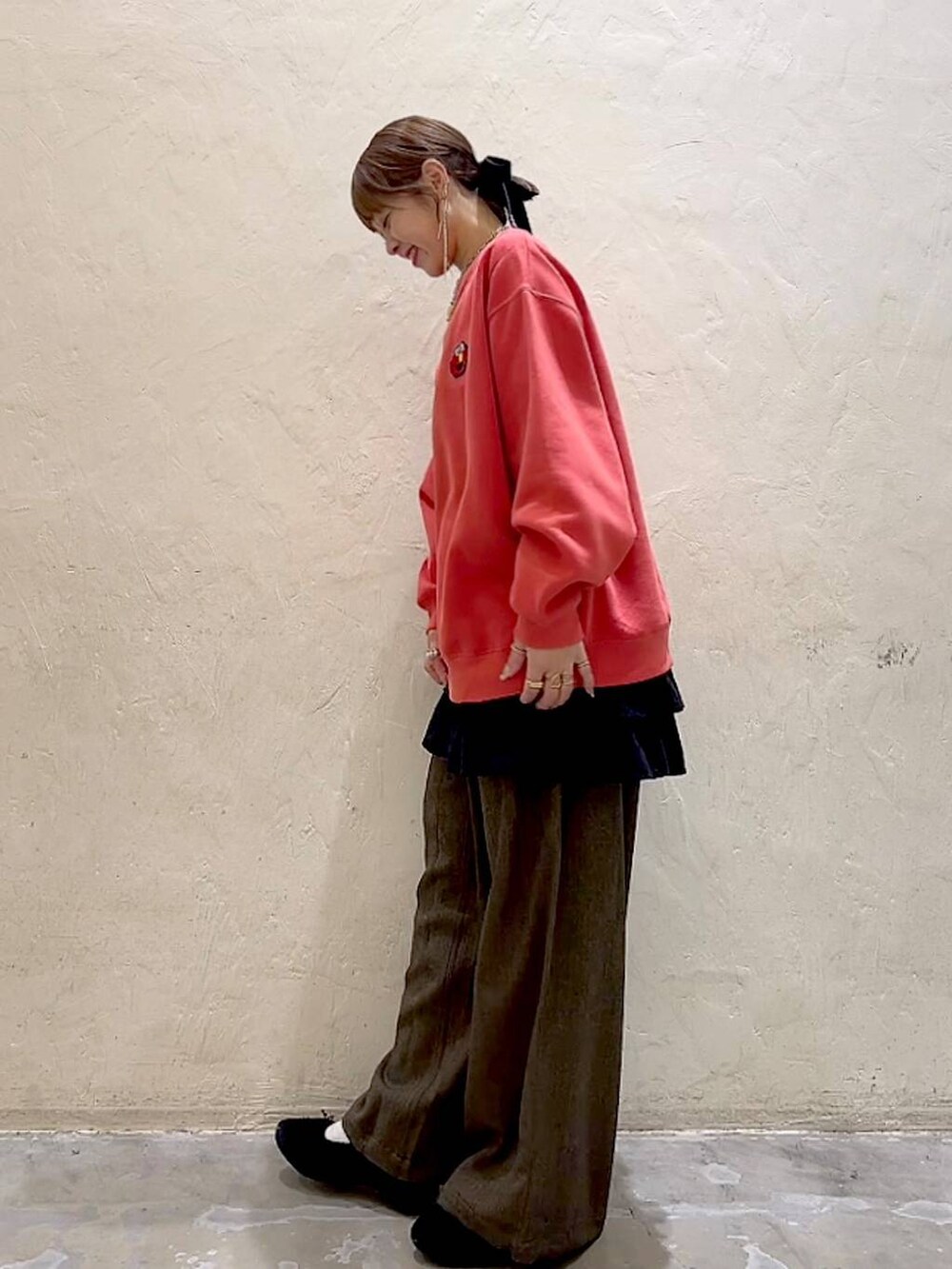 ブラウン系のその他パンツ、ブラック系のパンプス、レッド系のスウェットを着用したレディースの冬コーディネートの6枚目の写真