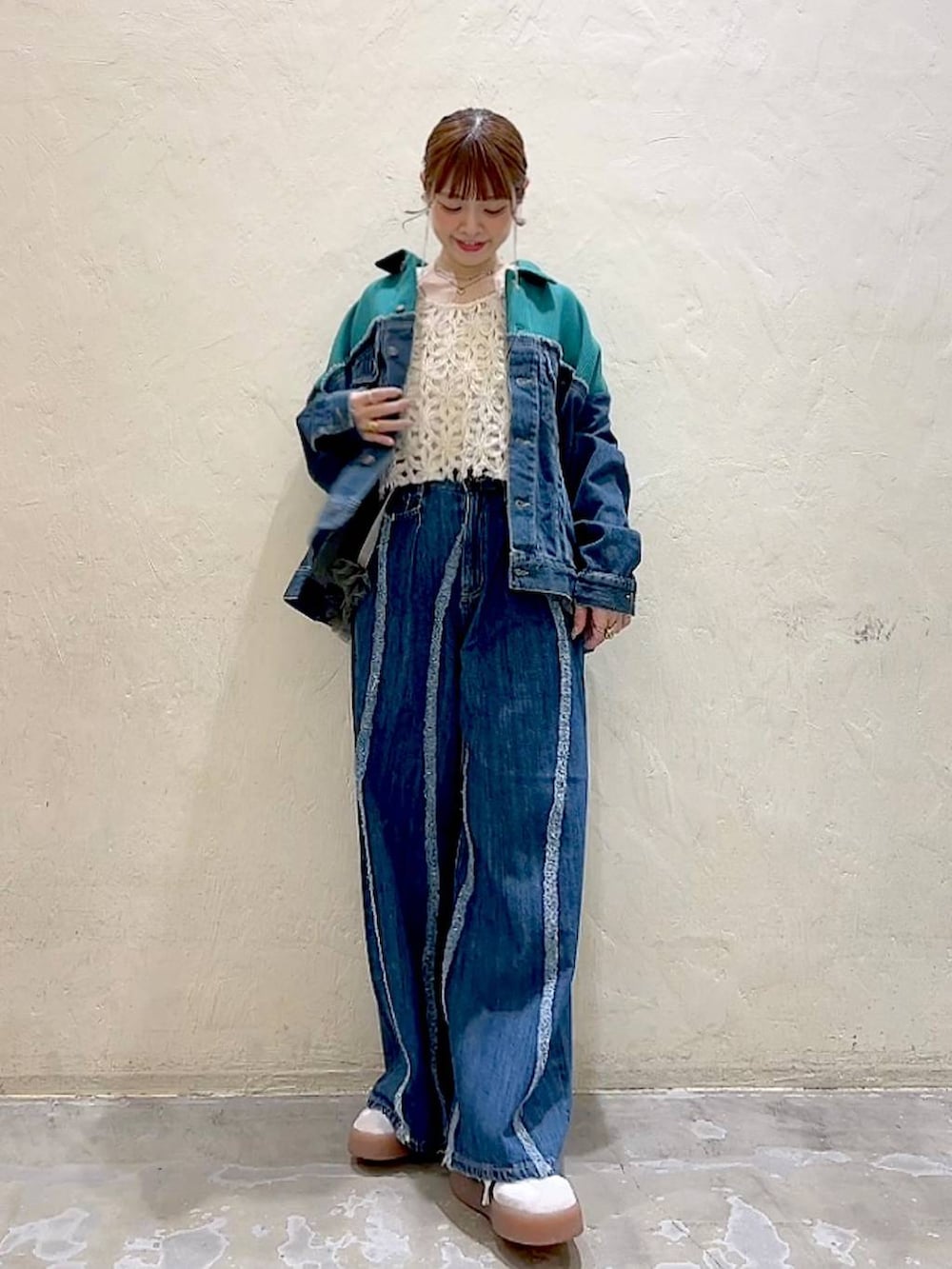 ベージュ系のその他トップス、ブルー系のデニムパンツ、ブルー系のデニムジャケットを着用したレディースの夏コーディネートの6枚目の写真