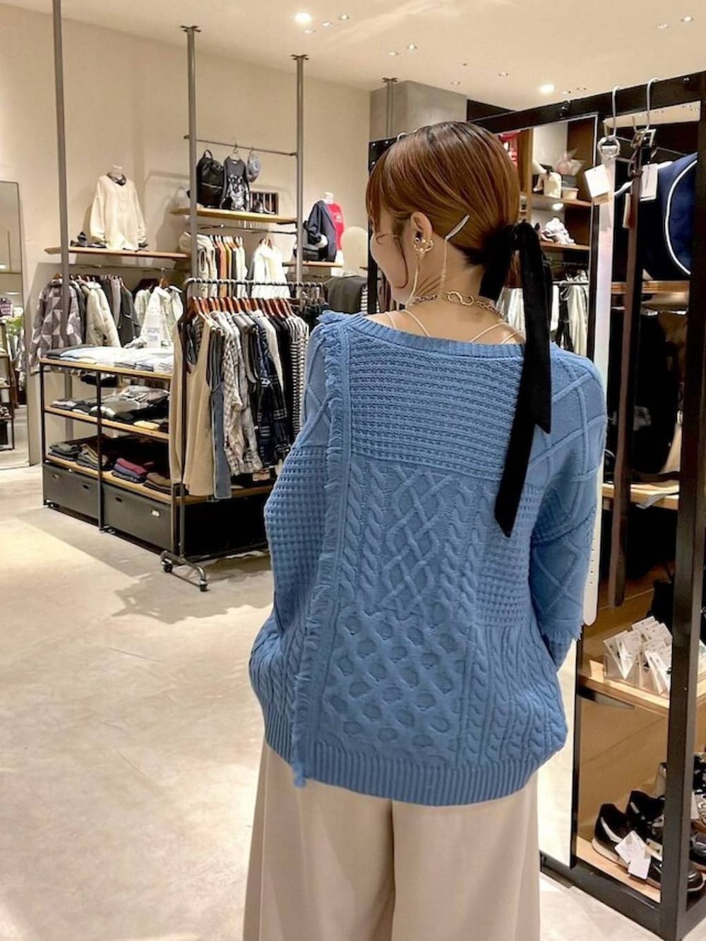 ベージュ系のその他パンツ、ゴールド系のネックレス、ブラウン系のベルトを着用したレディースの秋コーディネートの4枚目の写真