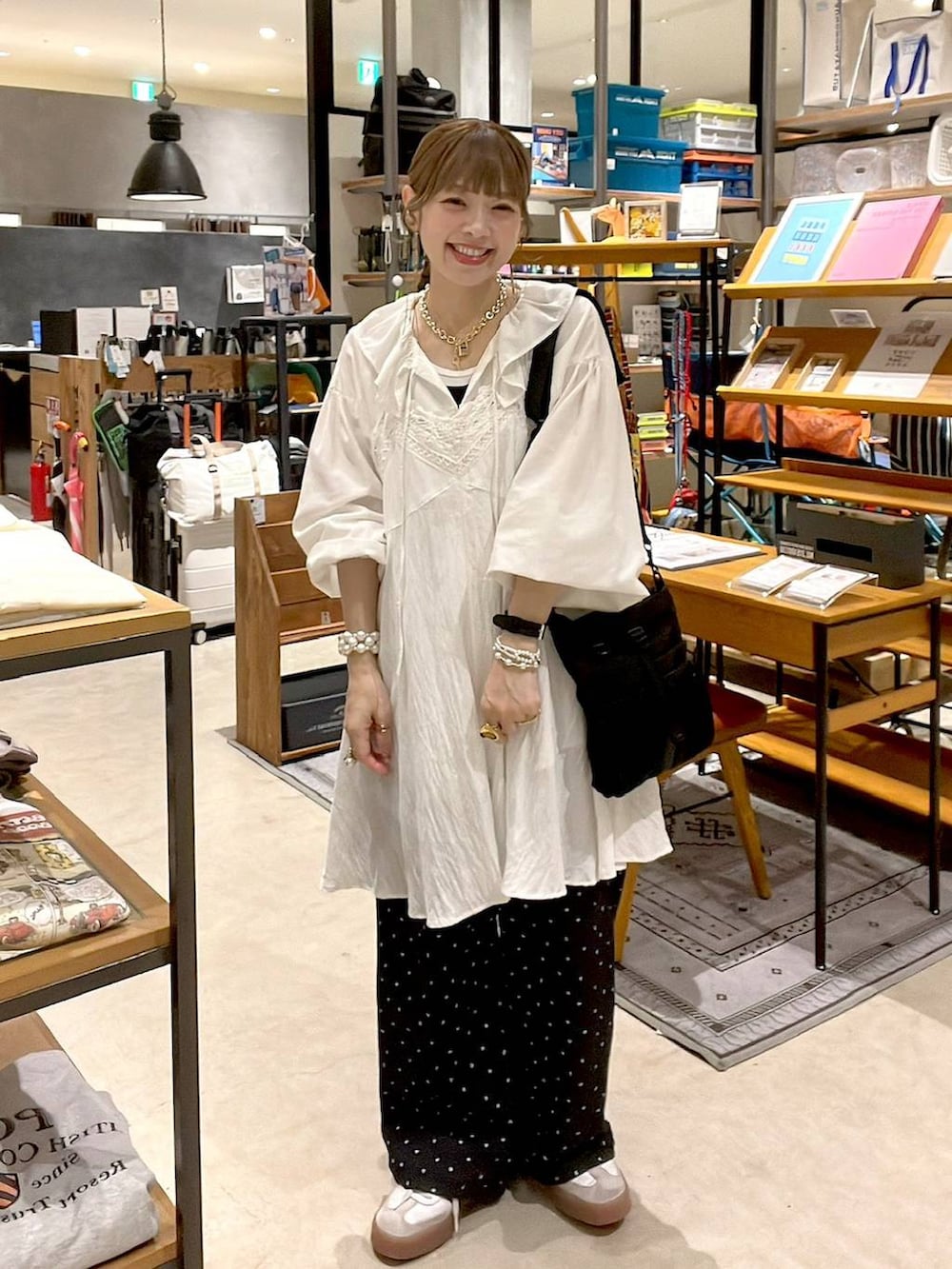 ホワイト系のシャツ/ブラウス、ベージュ系のワンピース、グレー系のその他パンツを着用したレディースの春コーディネートの2枚目の写真