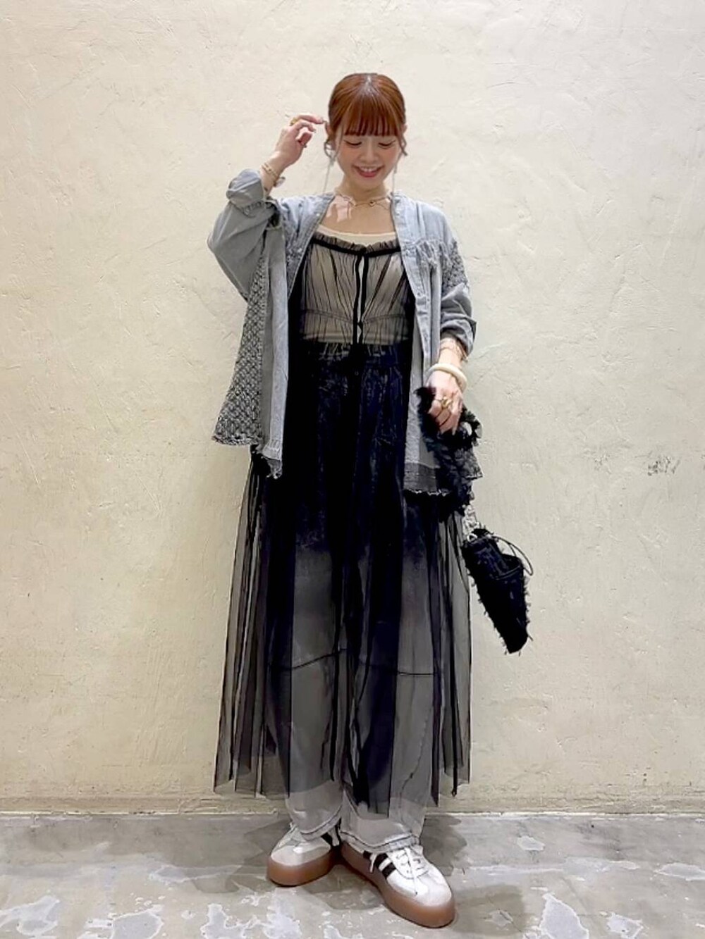 ブラック系のワンピース、グレー系のシャツ/ブラウス、ベージュ系のキャミソールを着用したレディースの秋コーディネートの6枚目の写真