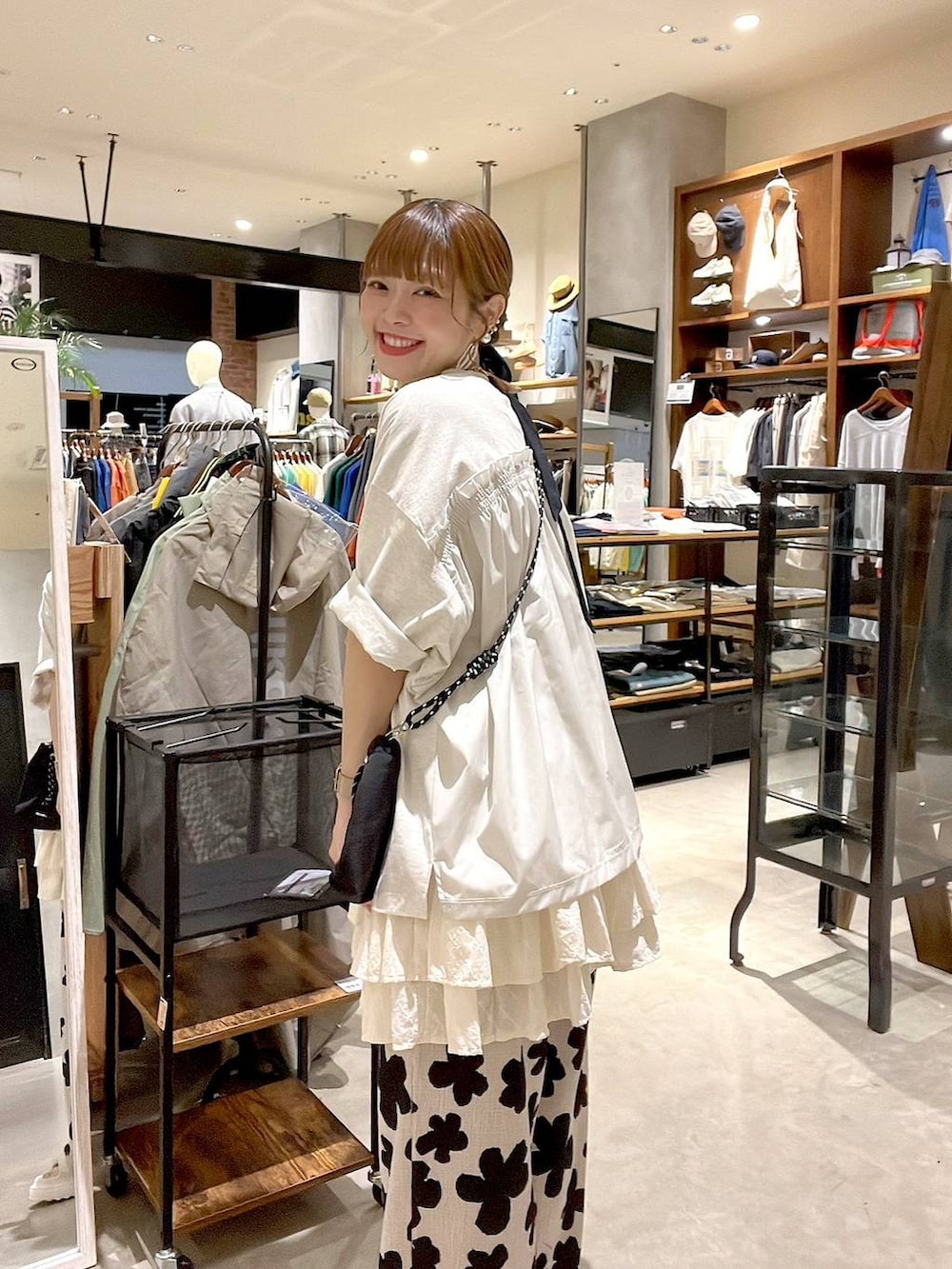 「着痩せ・細見え、体型カバー、ナチュラル、ママコーデ、春コーデ、夏コーデ、カジュアル、niko and ...、淡色コーデ、Over40スタッフ、大人カジュアル、Tシャツ、スカート、パンツ、ショルダーバッグ」｜「niko and...のオリジナル細コード巾着ショルダーバッグN（ショルダーバッグ、ブラック系）」を使った、みきてぃ24さん（レディース・158cm）の夏コーディネートの3枚目の写真
