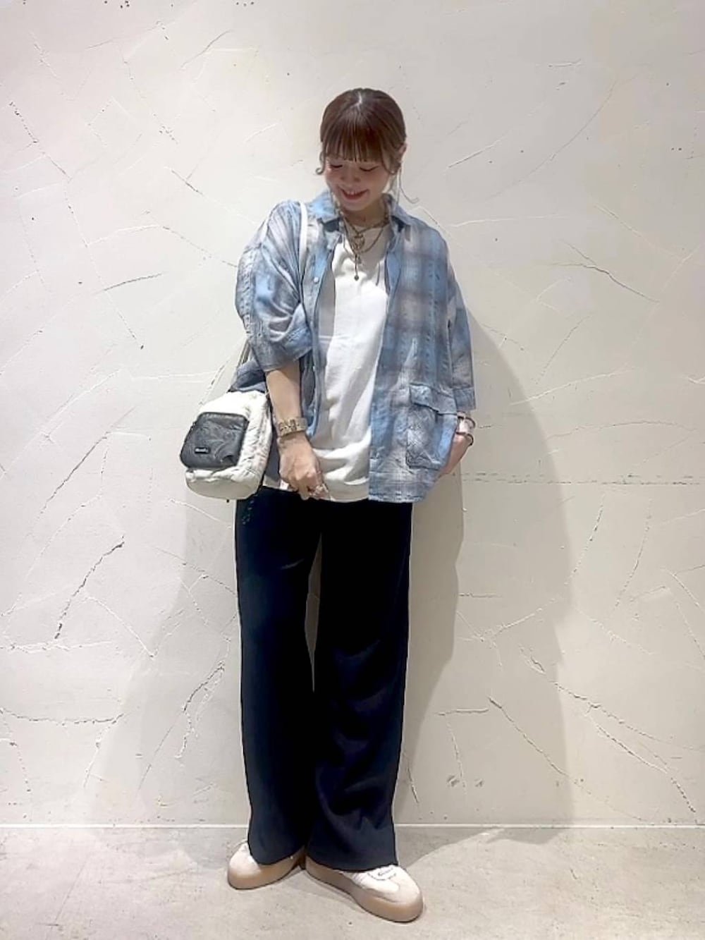 ブルー系のシャツ/ブラウス、ホワイト系のTシャツ/カットソー、ブラック系のその他パンツを着用したレディースの夏コーディネートの2枚目の写真