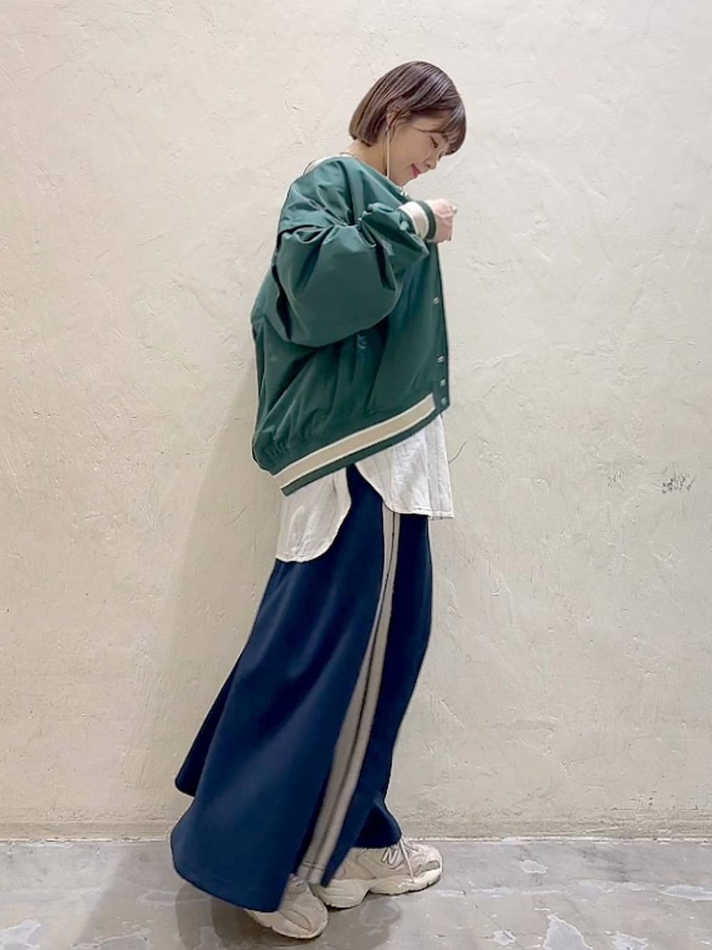 「着痩せ・細見え、体型カバー、ナチュラル、ママコーデ、春コーデ、カジュアル、niko and ...、Over40スタッフ、スカート、リラックス、ブルゾン、シャツ」｜「niko and...の2WAYスリーブスタジャン（スタジャン、グリーン系）」を使った、みきてぃ24さん（骨格ウェーブ・レディース・158cm）の春コーディネートの2枚目の写真