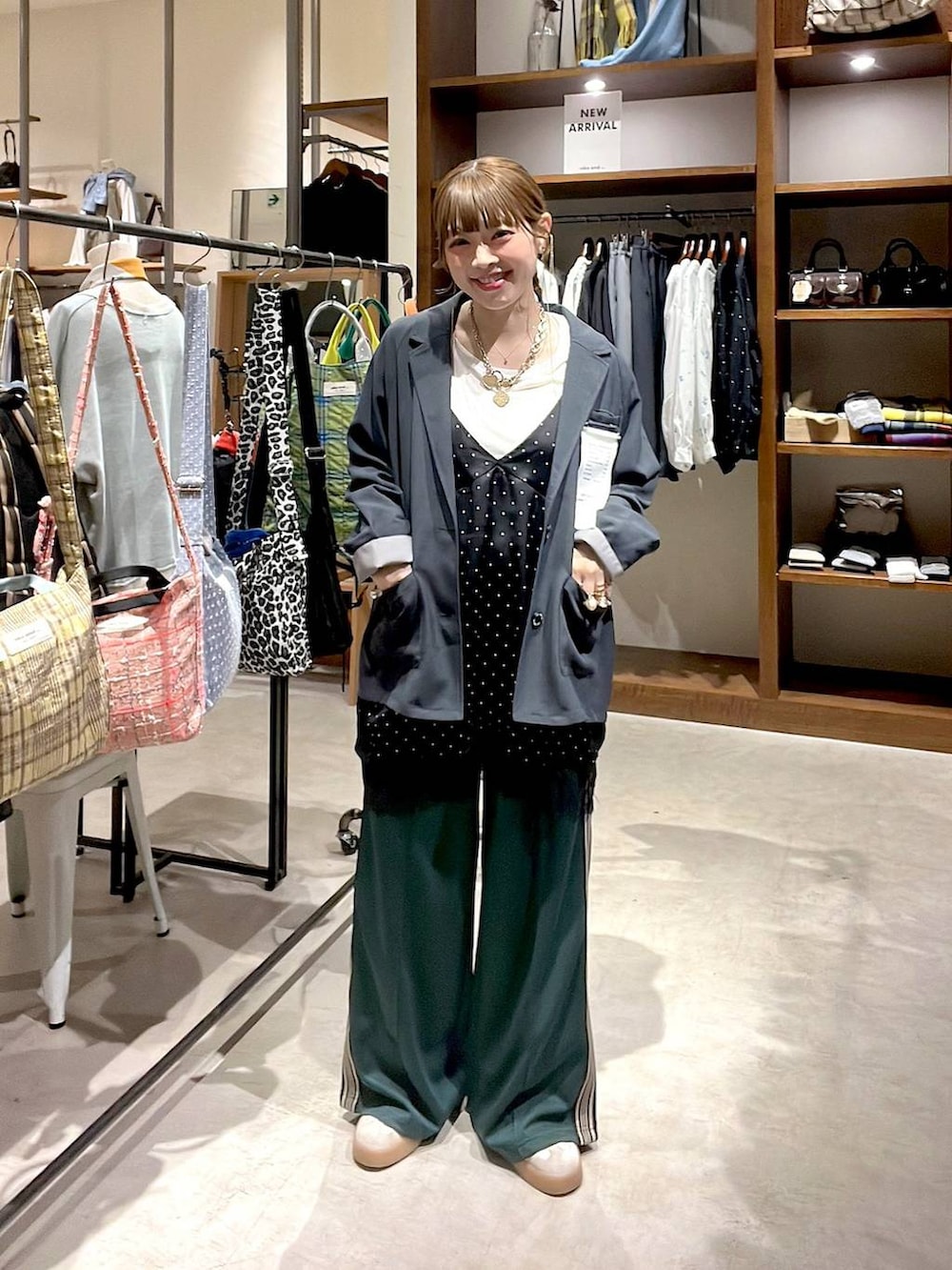 ホワイト系のTシャツ/カットソー、グリーン系のその他パンツ、グレー系のチュニックを着用したレディースの冬コーディネートの2枚目の写真