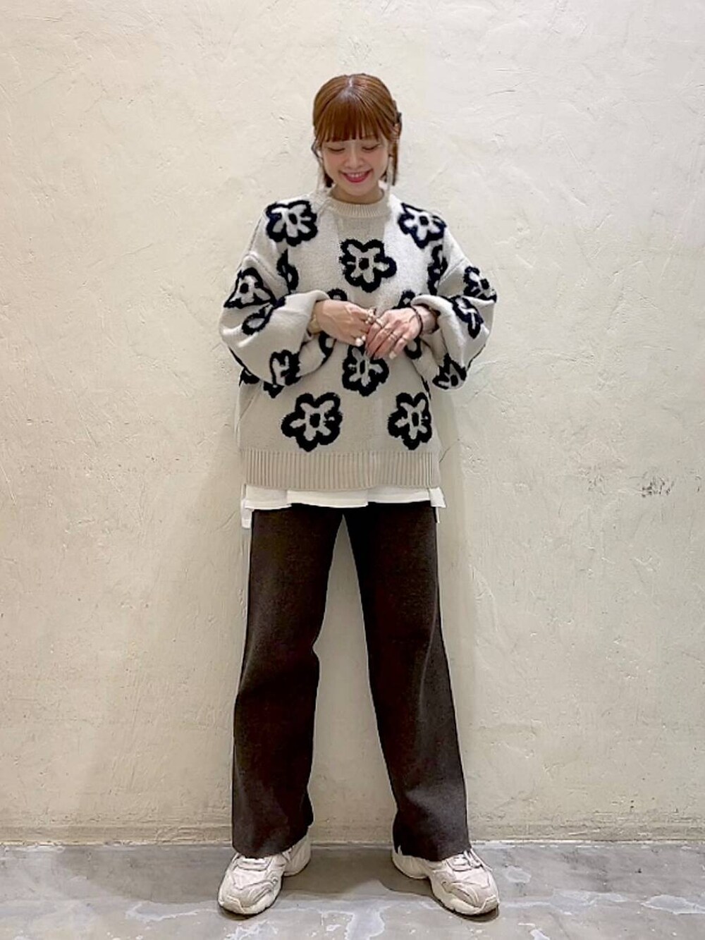 ホワイト系のTシャツ/カットソー、ブラウン系のその他パンツ、ベージュ系のニット/セーターを着用したレディースの冬コーディネートの8枚目の写真