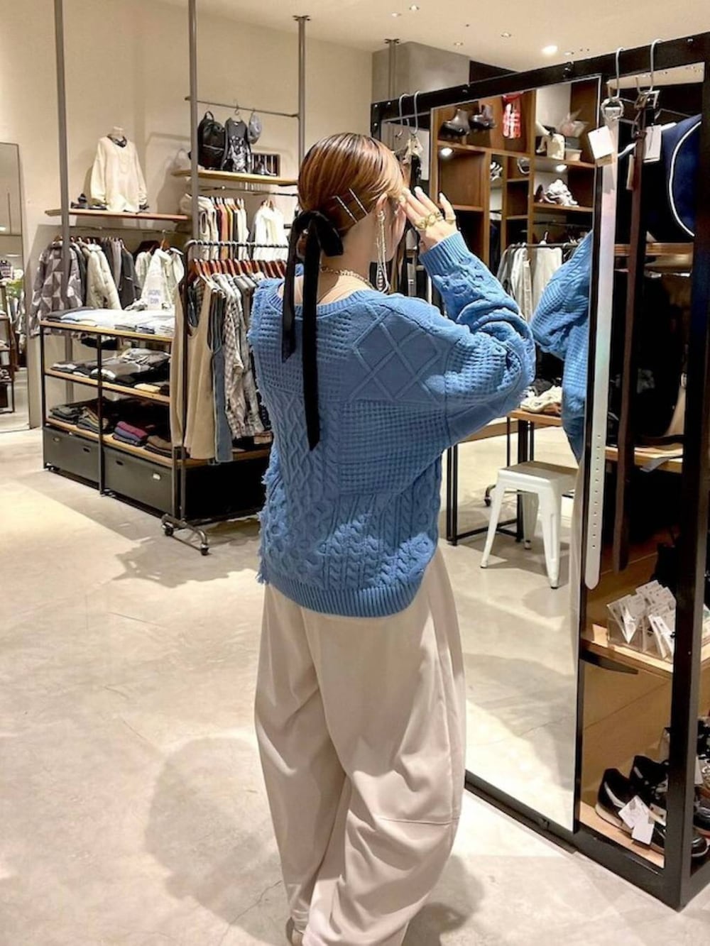 ベージュ系のその他パンツ、ゴールド系のネックレス、ブラウン系のベルトを着用したレディースの秋コーディネートの5枚目の写真