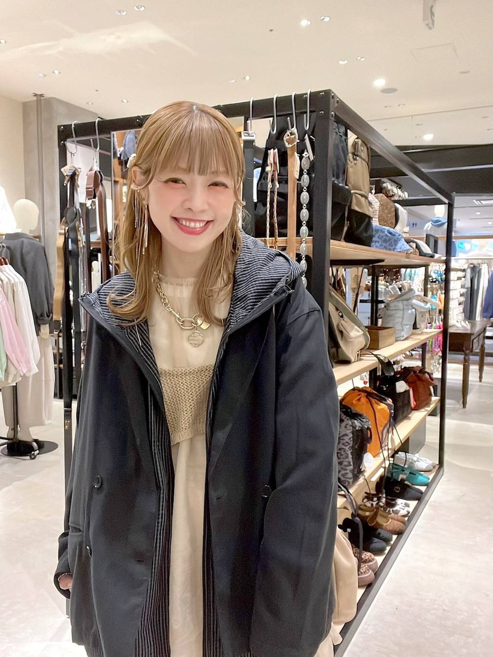 ベージュ系のデニムパンツ、ベージュ系のショルダーバッグ、グレー系のその他アウターを着用したレディースの春コーディネートの9枚目の写真