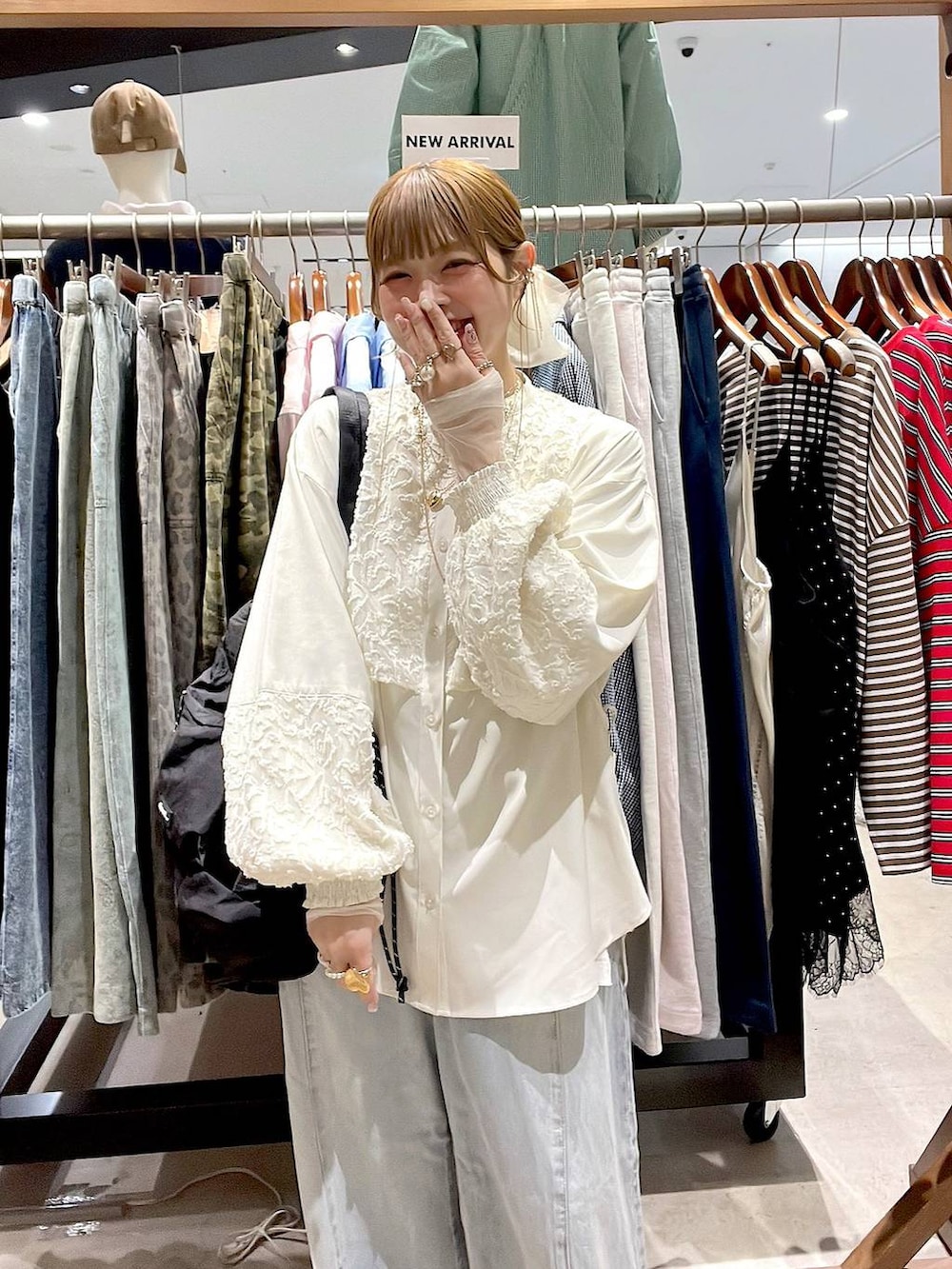 ホワイト系のシャツ/ブラウス、ブルー系のデニムパンツ、ホワイト系のTシャツ/カットソーを着用したレディースの冬コーディネートの7枚目の写真