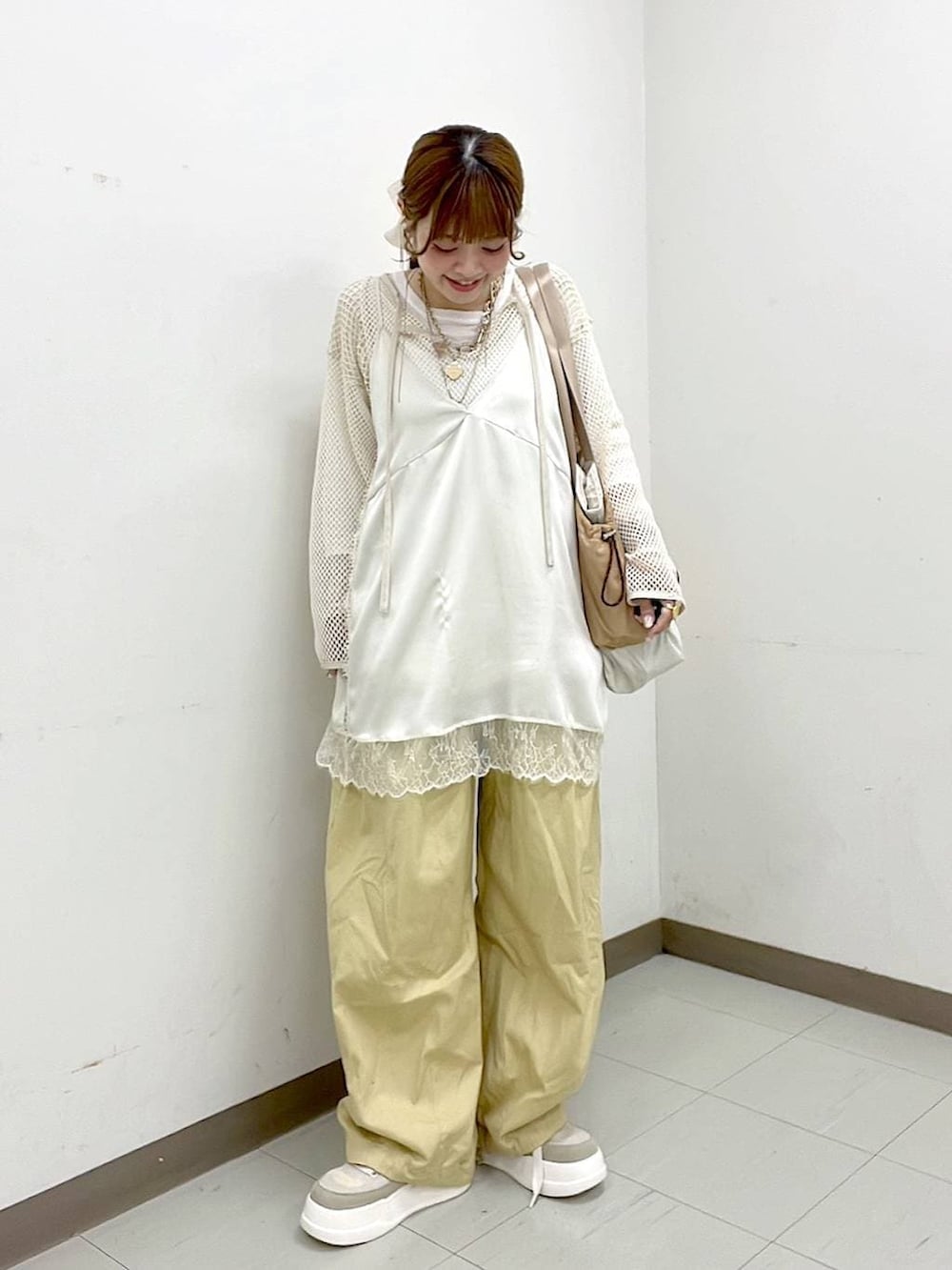 ホワイト系のTシャツ/カットソー、ベージュ系のスニーカー、ベージュ系のトートバッグを着用したレディースの春コーディネートの7枚目の写真