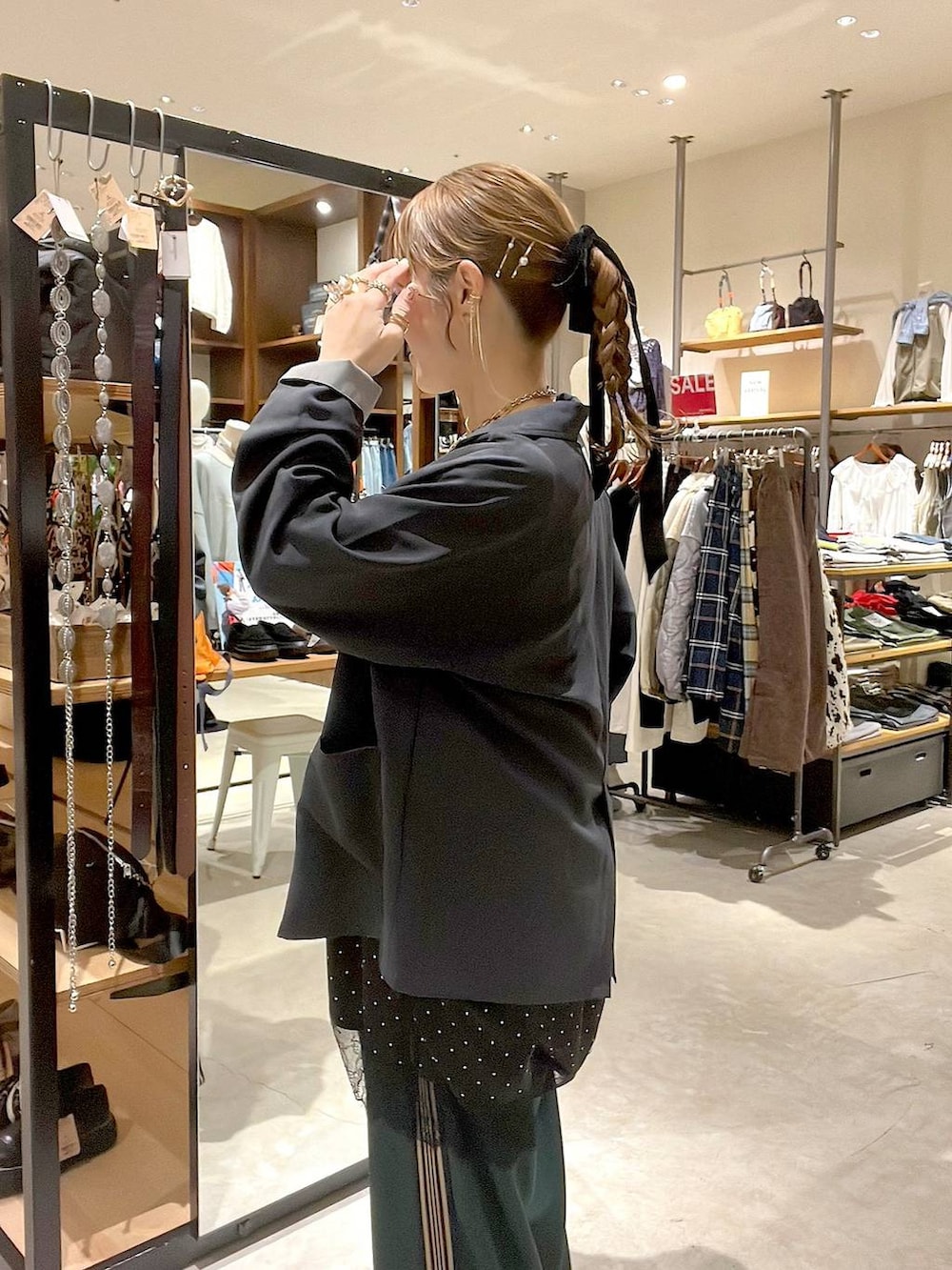 ホワイト系のTシャツ/カットソー、グリーン系のその他パンツ、グレー系のチュニックを着用したレディースの冬コーディネートの3枚目の写真