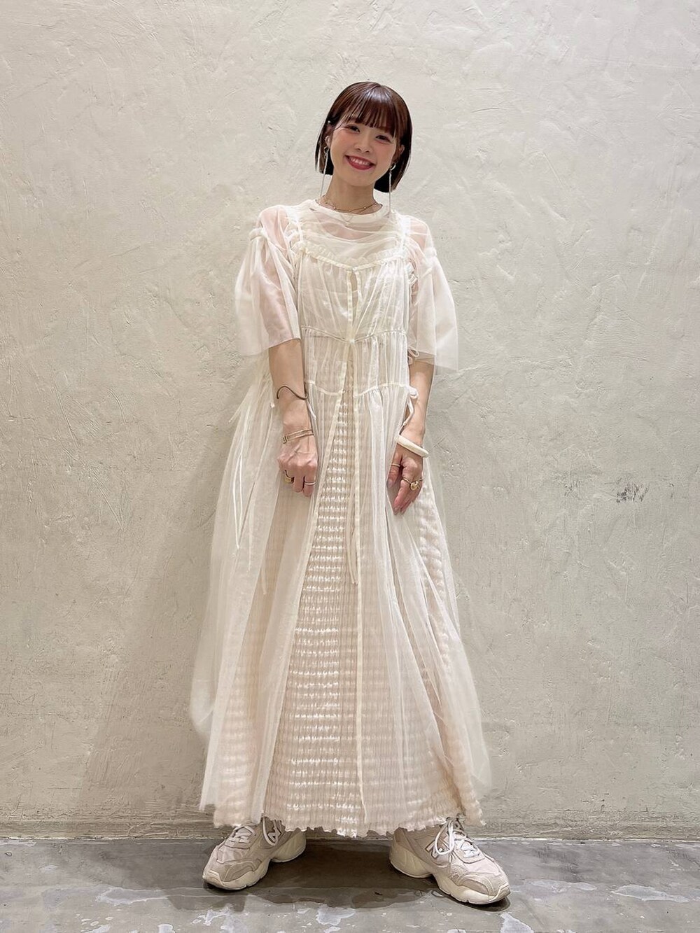 ベージュ系のその他トップス、ベージュ系のスカート、ホワイト系のワンピースを着用したレディースの夏コーディネートの2枚目の写真