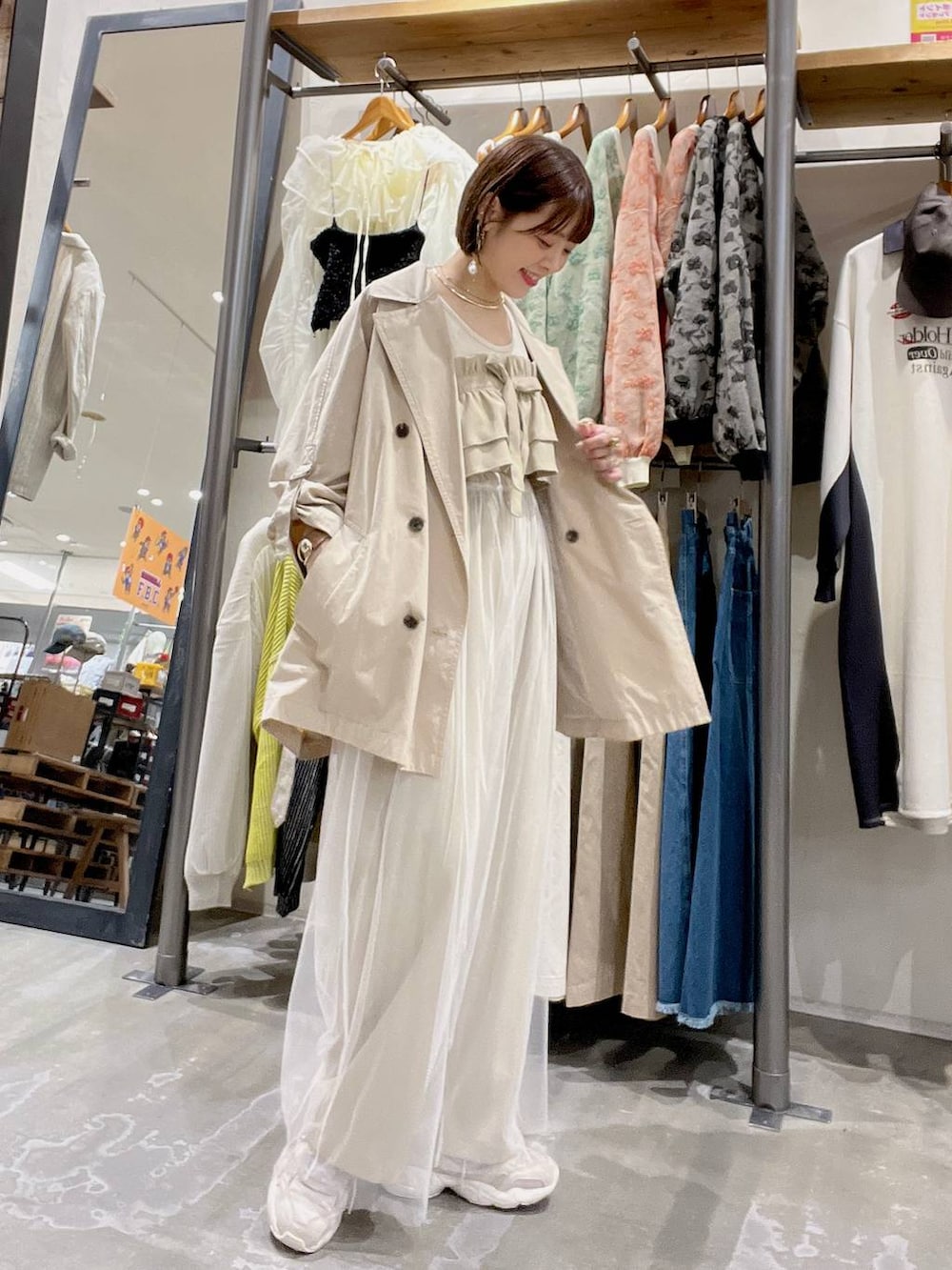 「冬コーデ、カジュアル、niko and ...、春コーデ、トレンチコート、アウター、レイヤードスタイル、着痩せ・細見え、体型カバー、ナチュラル、ママコーデ」｜「niko and...の2SETベルトイージーパンツ（その他パンツ、ベージュ系）」を使った、みきてぃ24さん（骨格ウェーブ・レディース・158cm）の春コーディネートの3枚目の写真