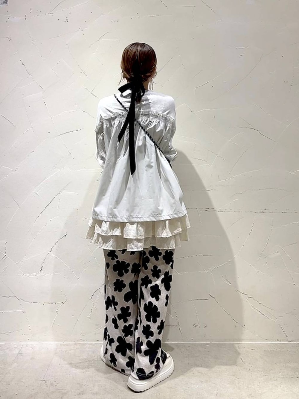 「着痩せ・細見え、体型カバー、ナチュラル、ママコーデ、春コーデ、夏コーデ、カジュアル、niko and ...、淡色コーデ、Over40スタッフ、大人カジュアル、Tシャツ、スカート、パンツ、ショルダーバッグ」｜「niko and...のオリジナル細コード巾着ショルダーバッグN（ショルダーバッグ、ブラック系）」を使った、みきてぃ24さん（レディース・158cm）の夏コーディネートの5枚目の写真