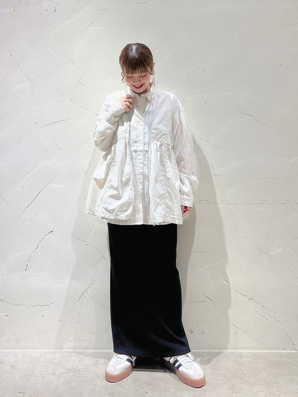 「スカート、着痩せ・細見え、体型カバー、ナチュラル、ママコーデ、春コーデ、夏コーデ、カジュアル、niko and ...、淡色コーデ、Over40スタッフ、大人カジュアル、シャツ、シャツスタイル、ベスト」｜「niko and...の2WAYガーリーベスト（ベスト、ベージュ系）」を使った、みきてぃ24さん（レディース・158cm）の春コーディネートの3枚目の写真